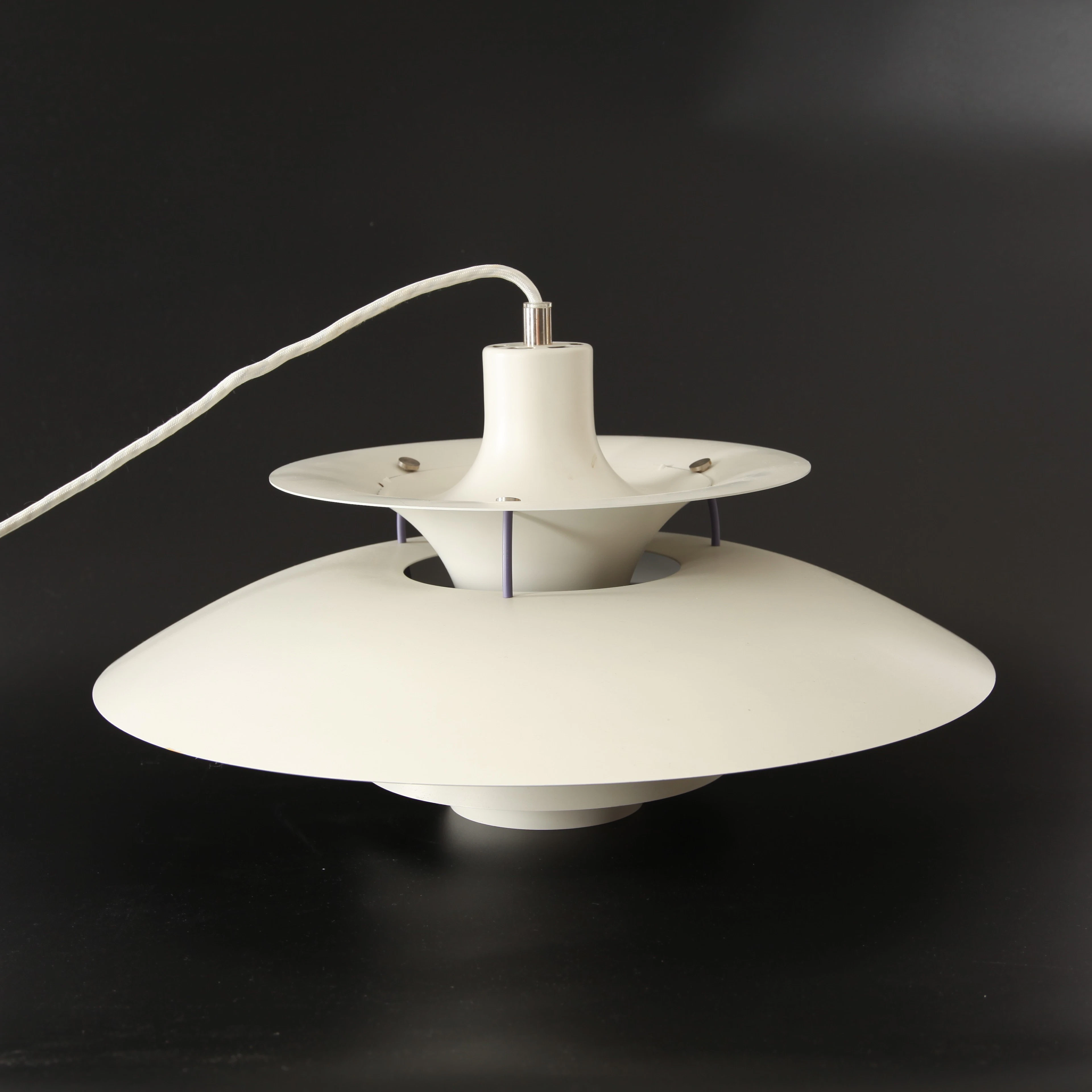 POUL HENNINGSEN. 1894-1967. Takpendel, "modell PH-5", Louis Poulsen, Danmark.