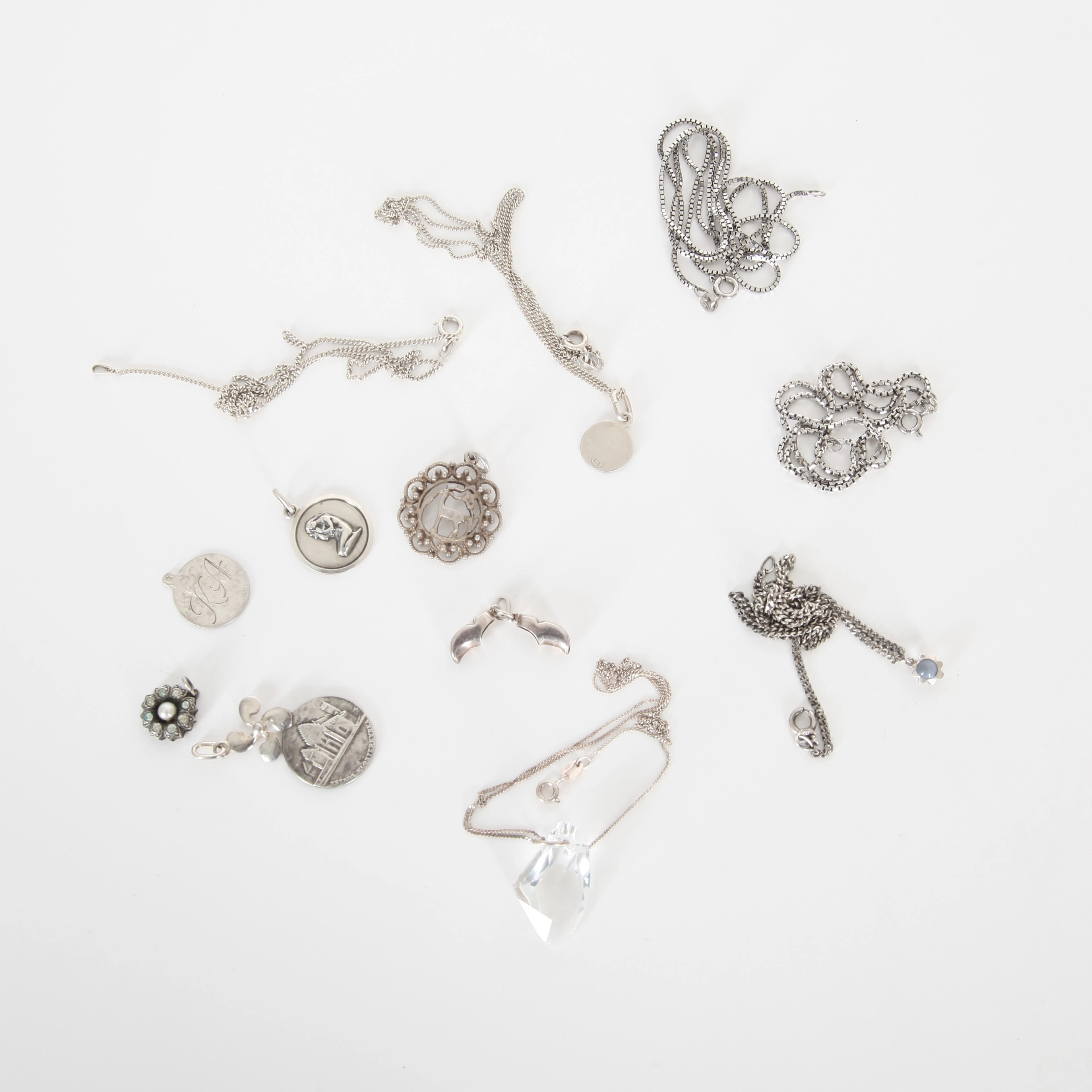 HALSBAND OCH HÄNGEN, 15 delar, silver.