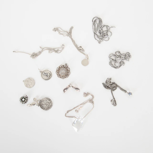 HALSBAND OCH HÄNGEN, 15 delar, silver.