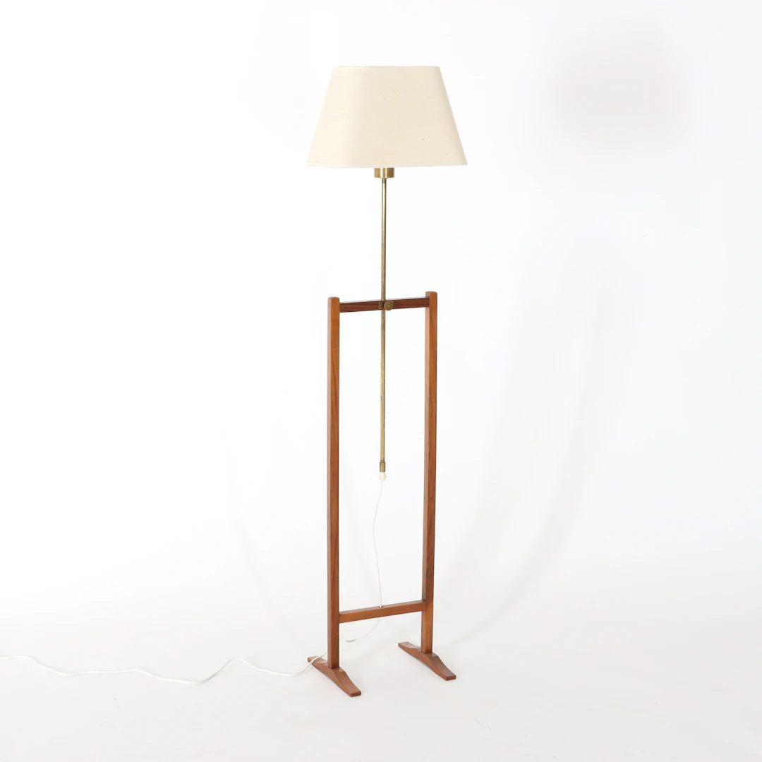 JOSEF FRANK. 1885-1967. Golvlampa "Kryckan", valnöt.
