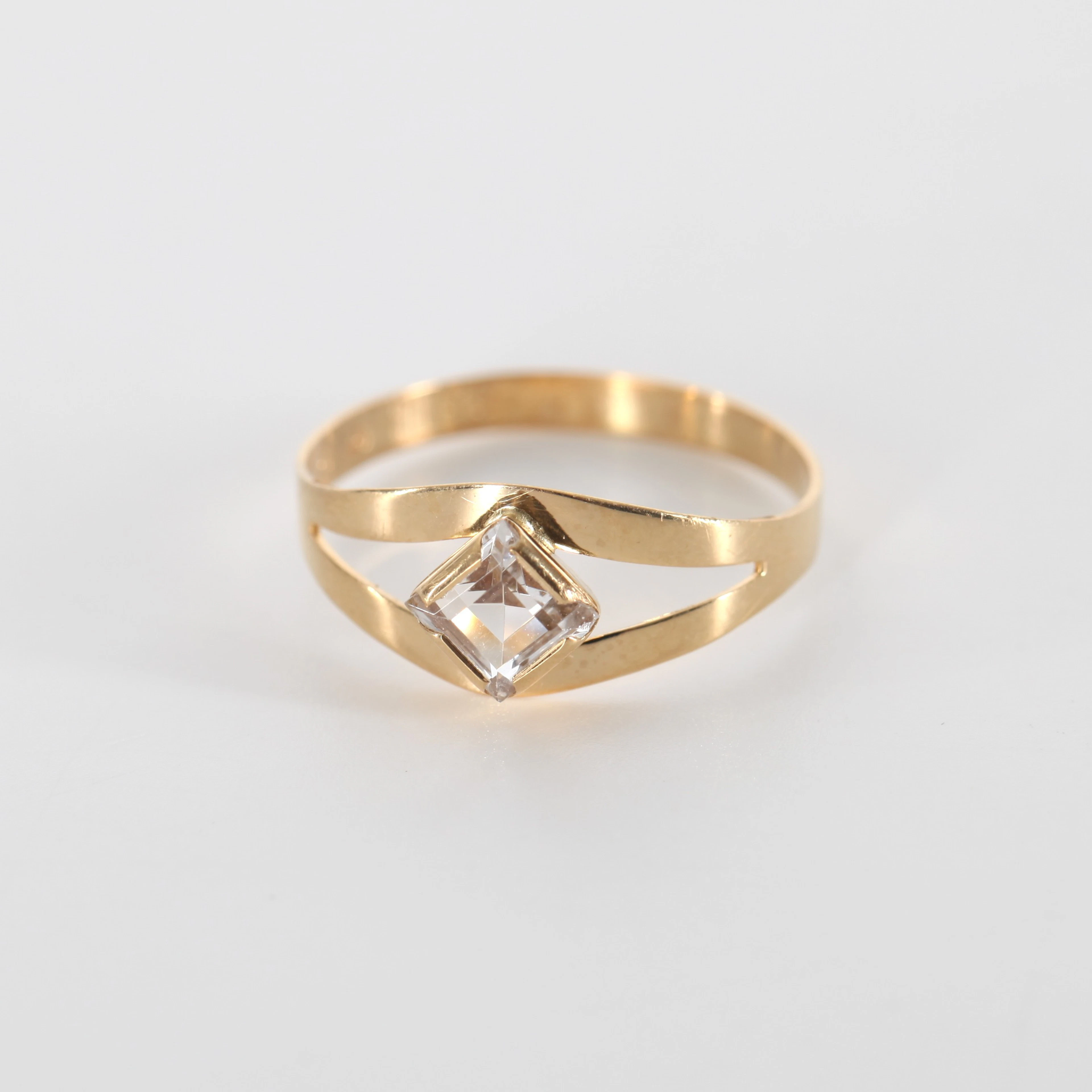 RING MED VIT STEN, 18K guld, 1988.