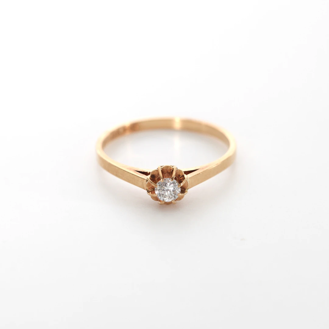ENSTENSRING MED DIAMANT 0,16ct, 18K guld, 1985.