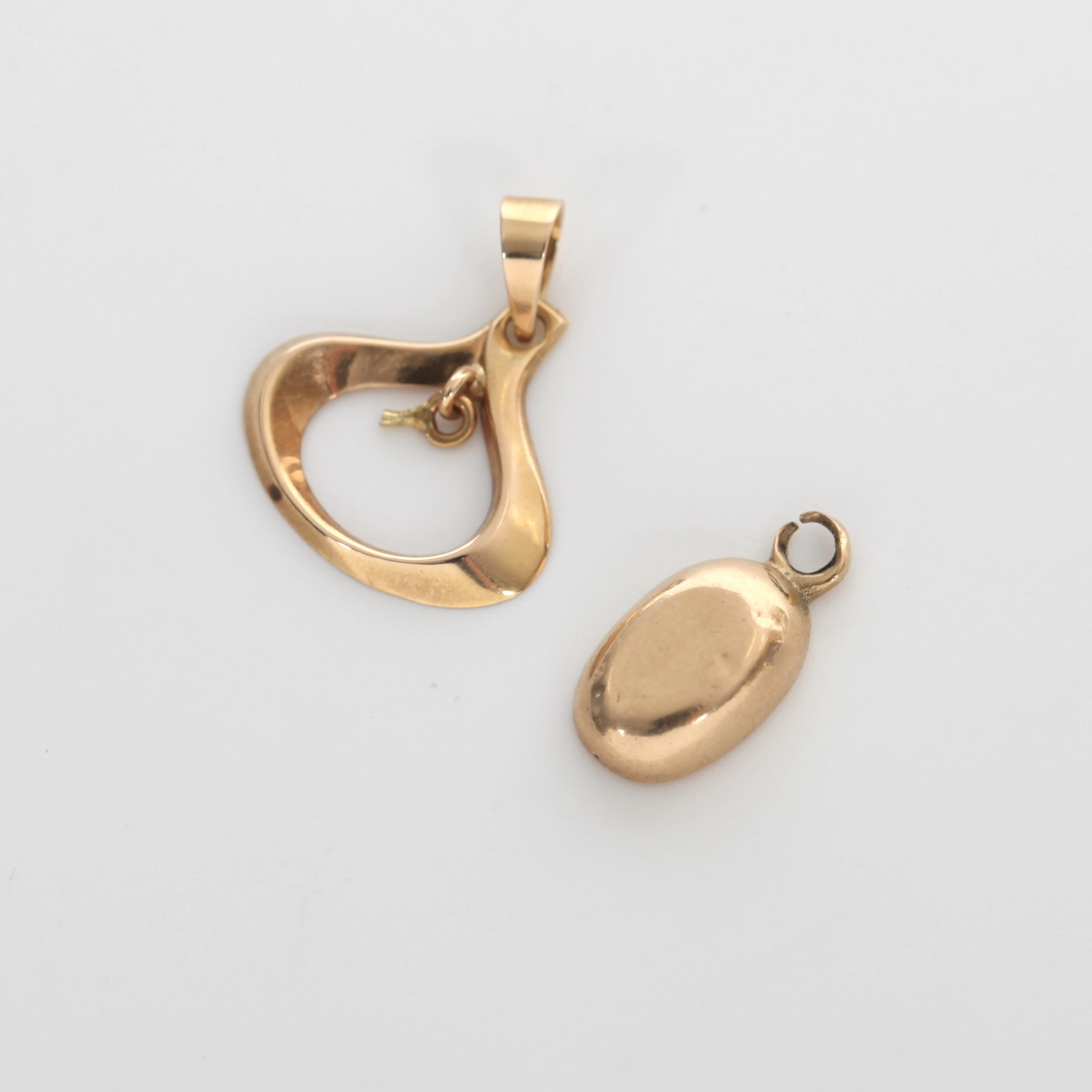 HÄNGEN, 2 st, 18K guld.