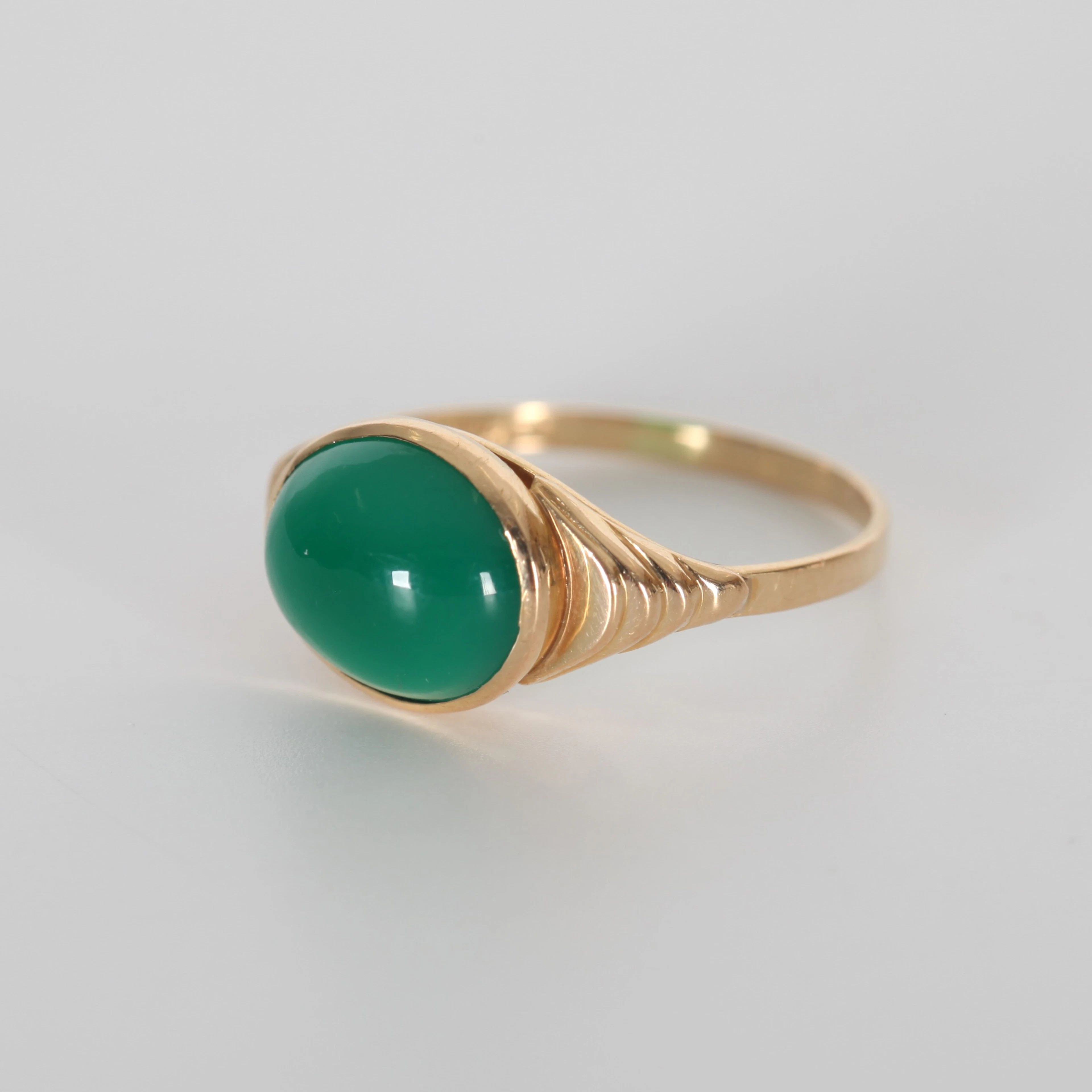 RING MED GRÖN STEN, 18K guld, 1956.