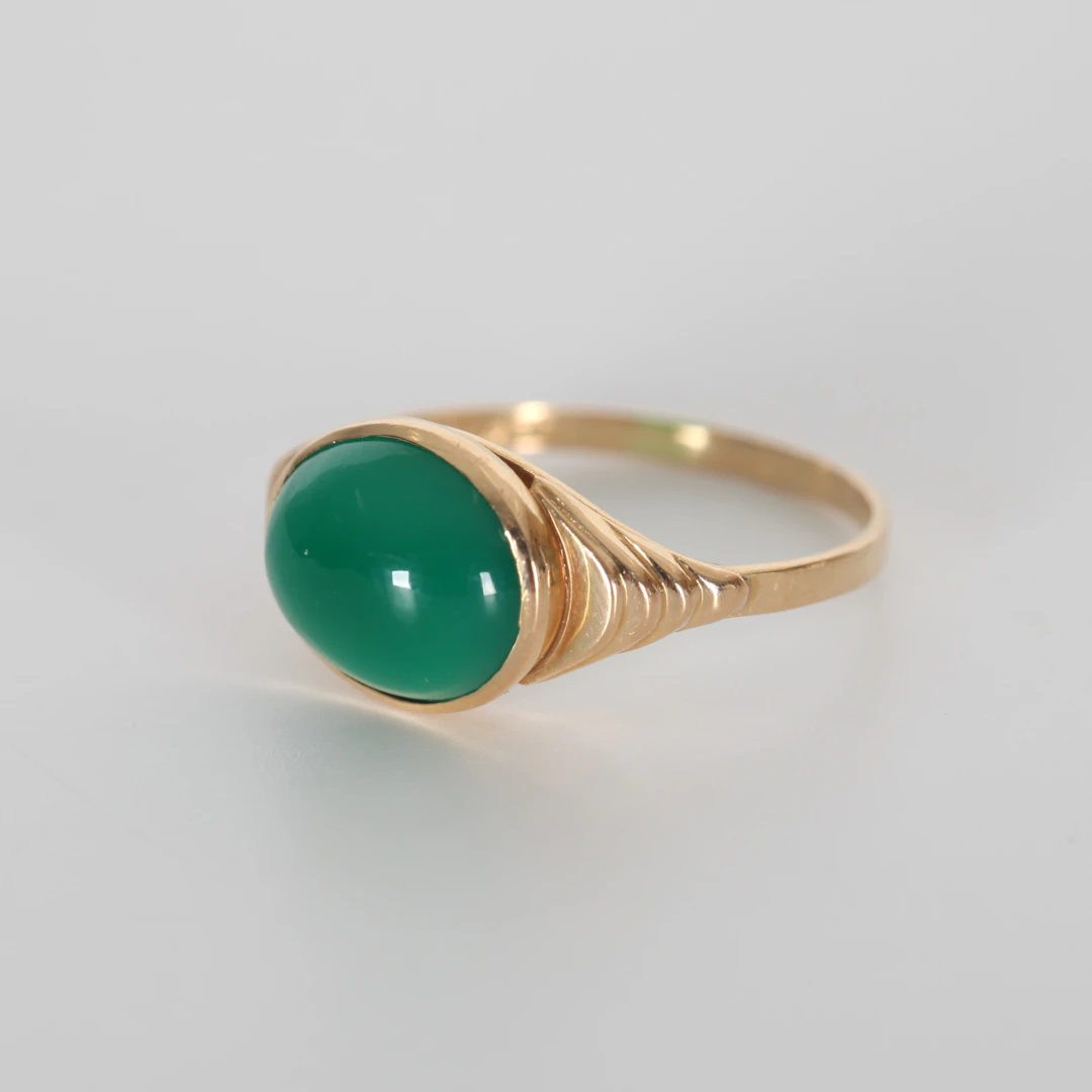 RING MED GRÖN STEN, 18K guld, 1956.