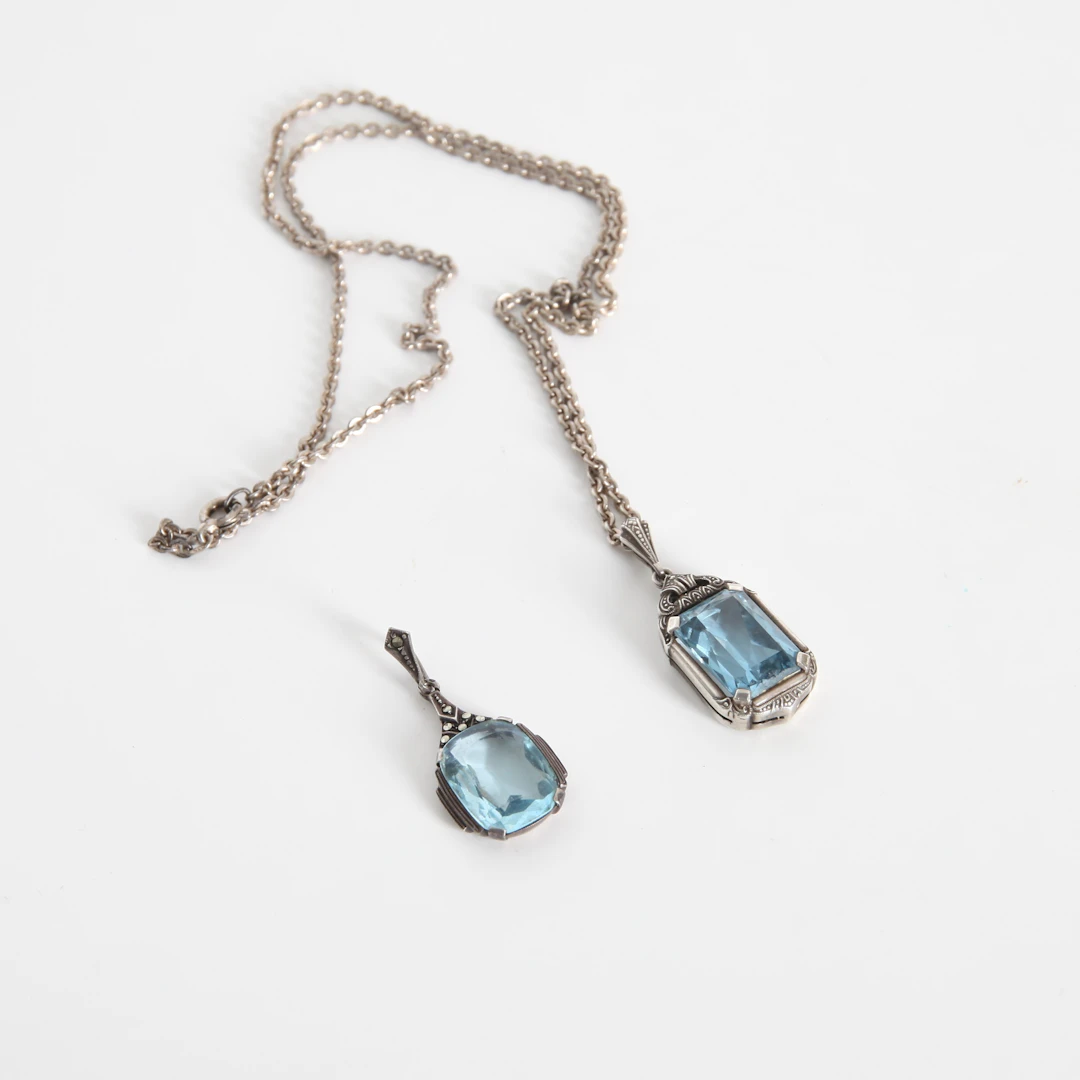 HALSKEDJA MED HÄNGEN, 3 delar, silver, markasiter och ljusblå stenar, 1900-tal.