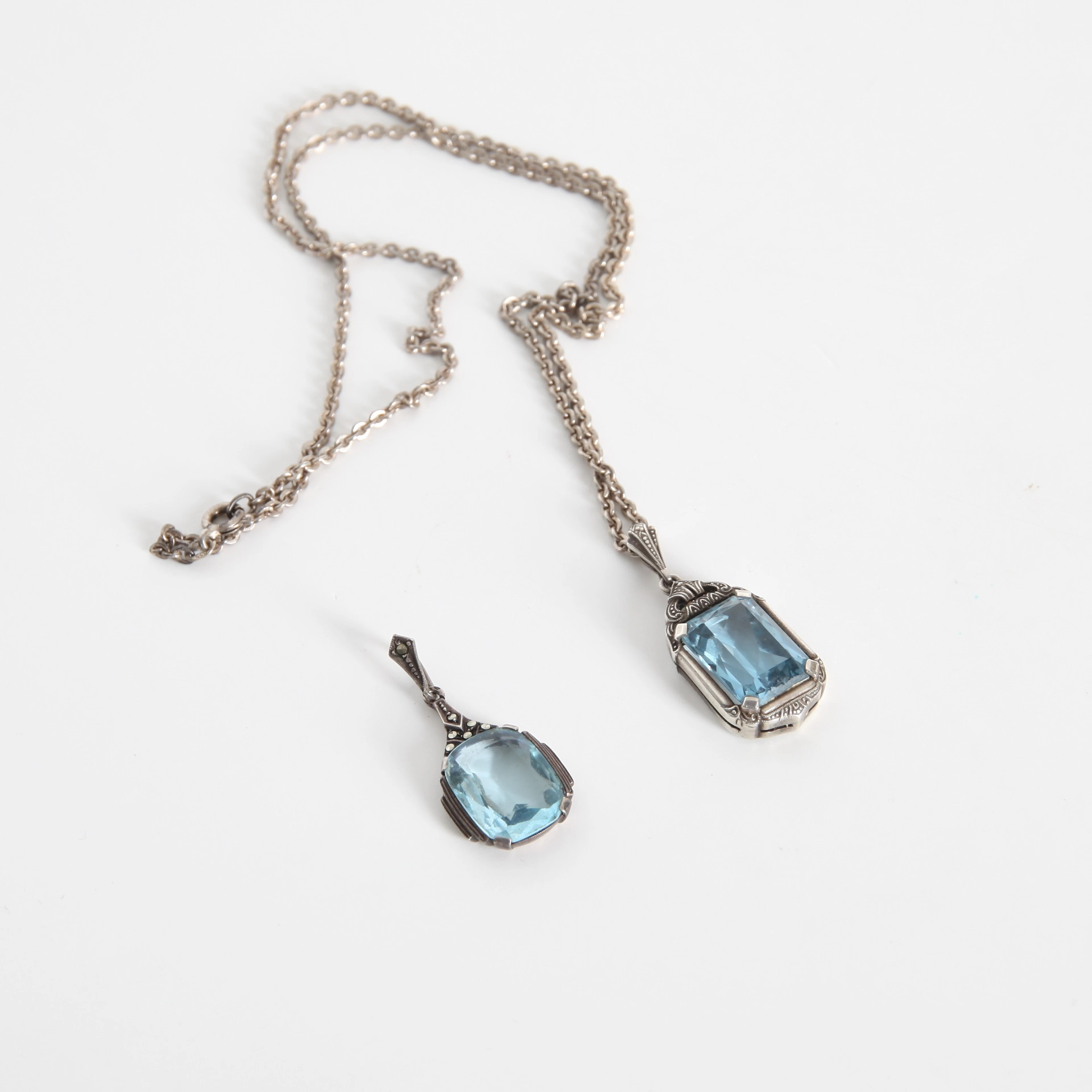 HALSKEDJA MED HÄNGEN, 3 delar, silver, markasiter och ljusblå stenar, 1900-tal.