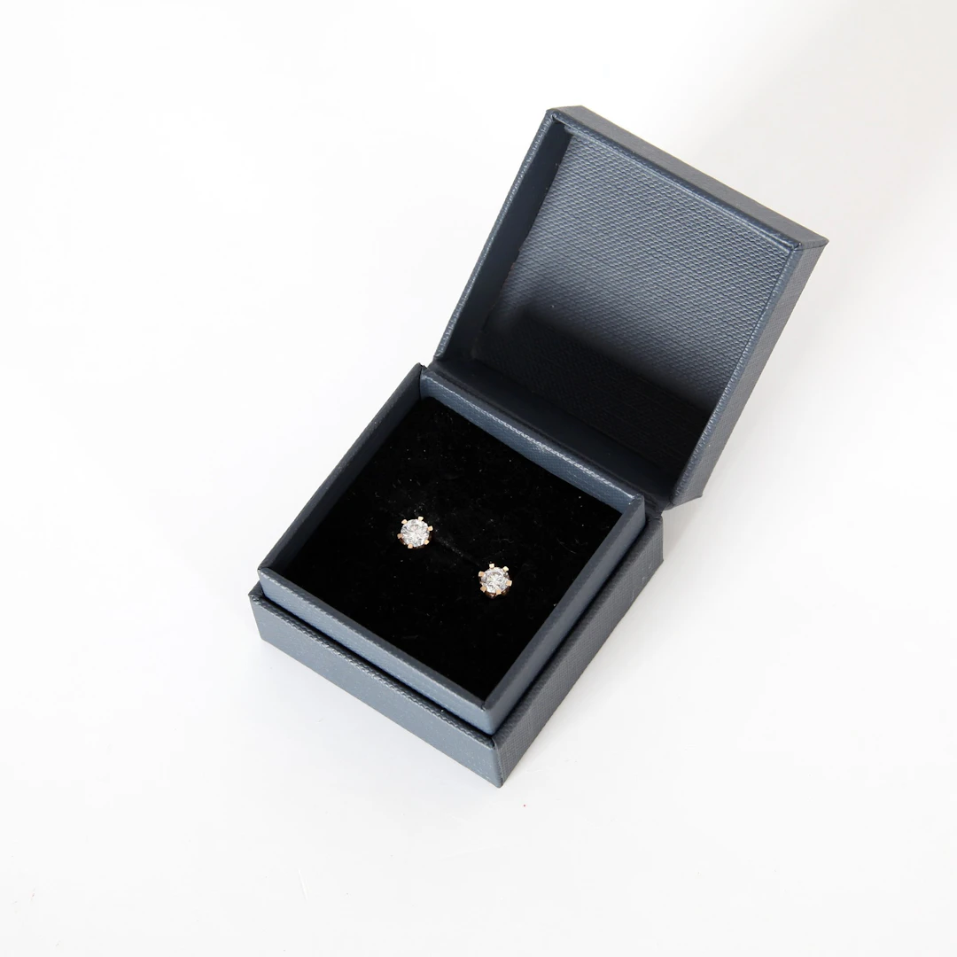 ENSTENSÖRHÄNGEN, 0,81ctw, 1 par, 18K guld, diamanter med intyg IGI.