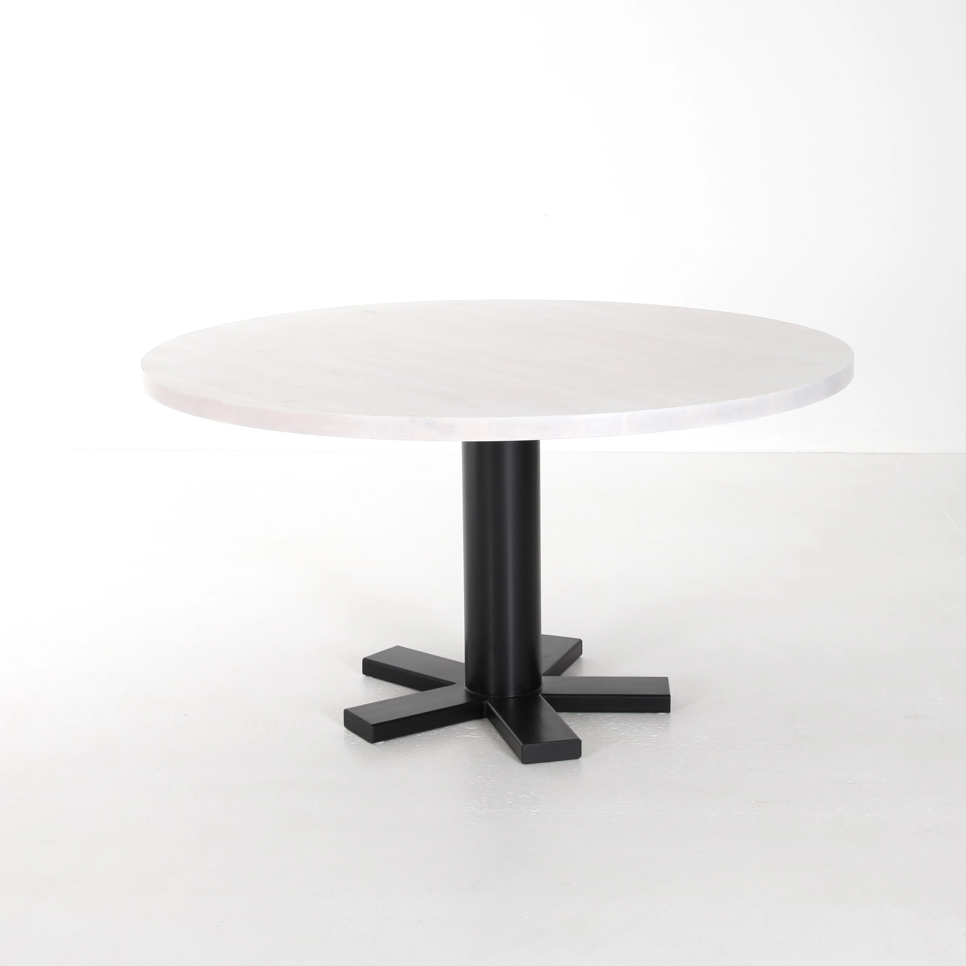 MATBORD, 140 cm diameter, Vikens Hantverkeri, Stockholm, modern tillverkning.