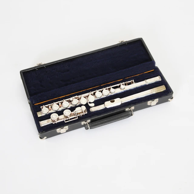 TVÄRFLÖJT, Artley Mod 18-0, serienummer 518492, USA.