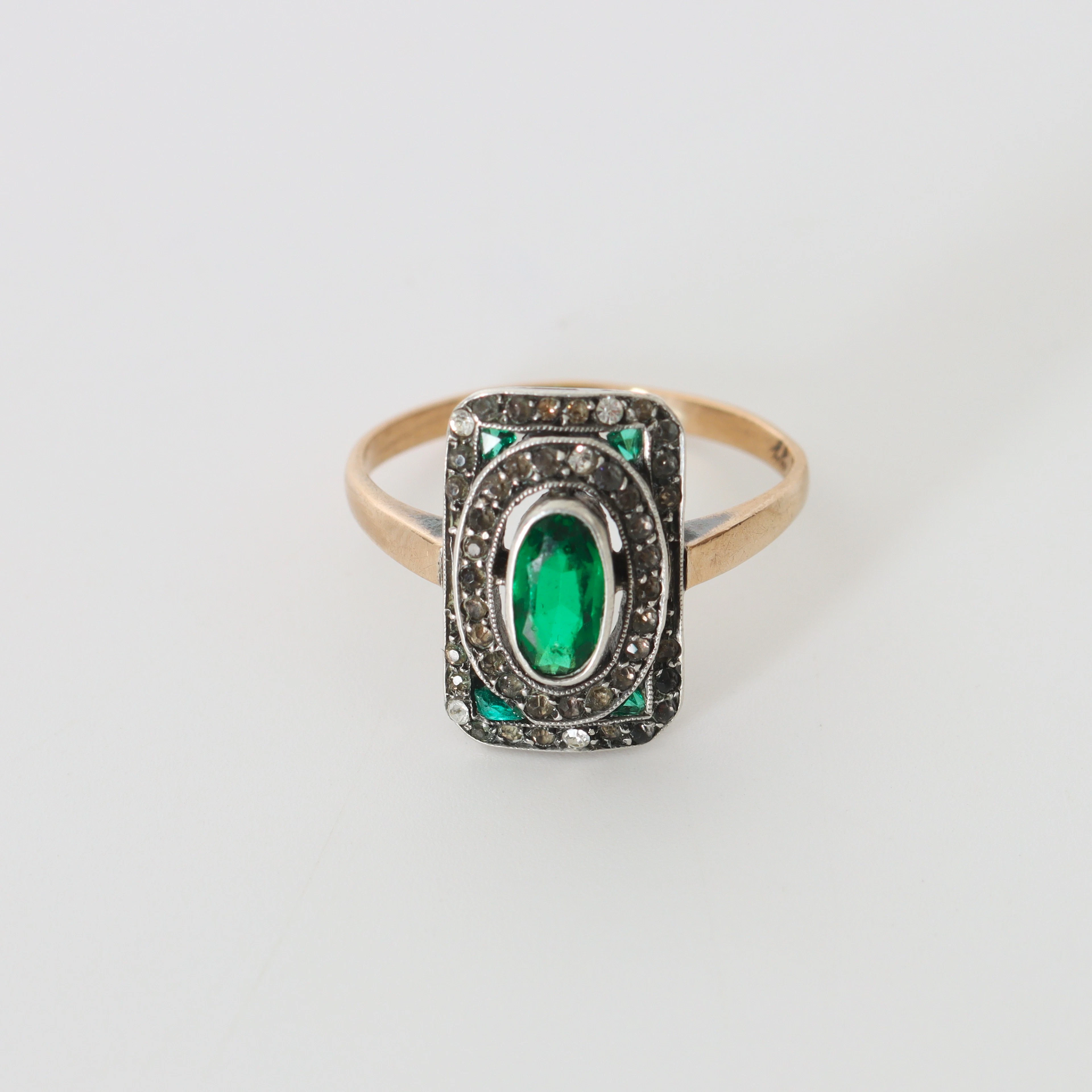 RING MED GRÖNA OCH VITA STENAR, 8K guld och silver, 1900-talets första hälft.