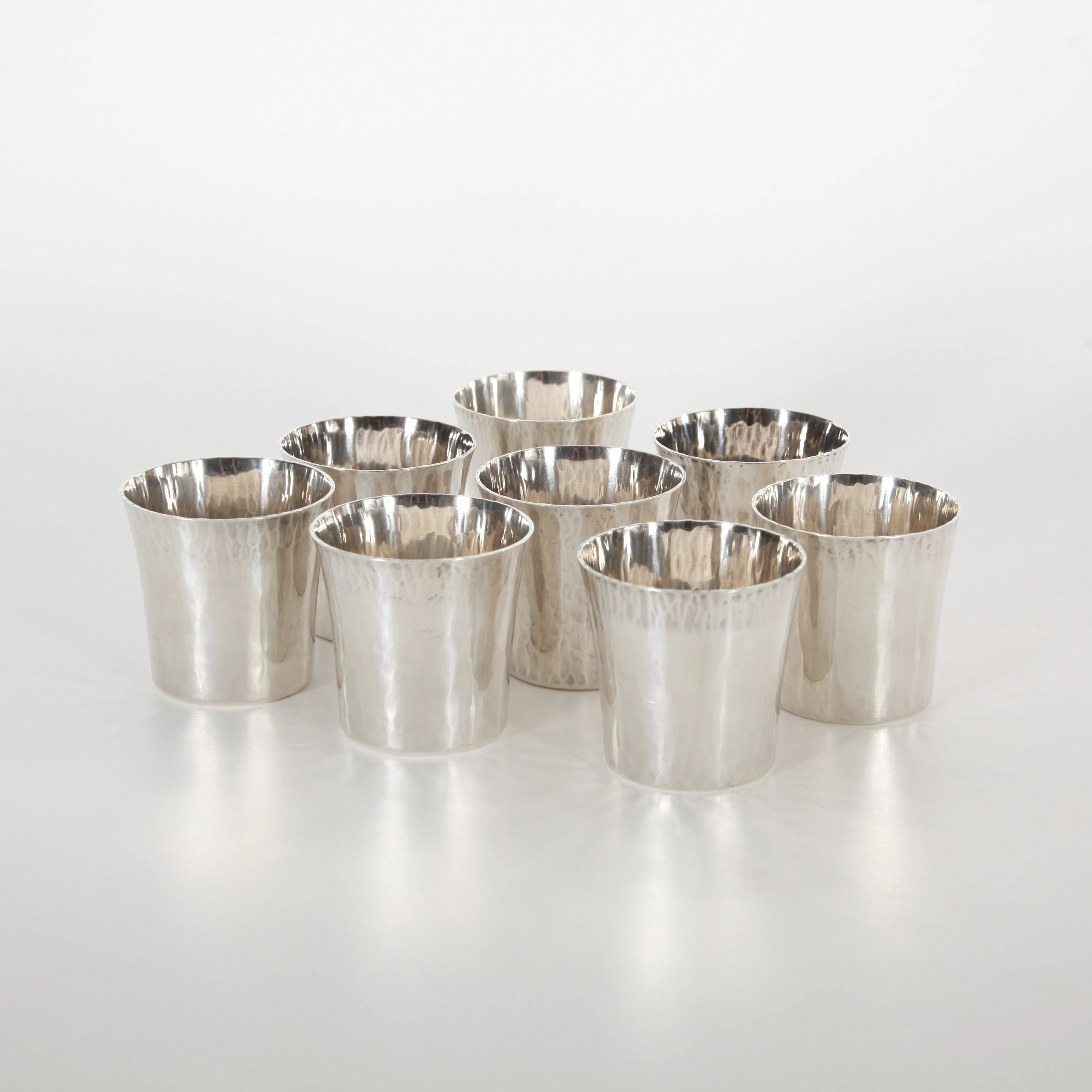 ERIC LÖFMAN. 1925-1994. Silverbägare, 8 st, hamrat silver, 1981-1982.
