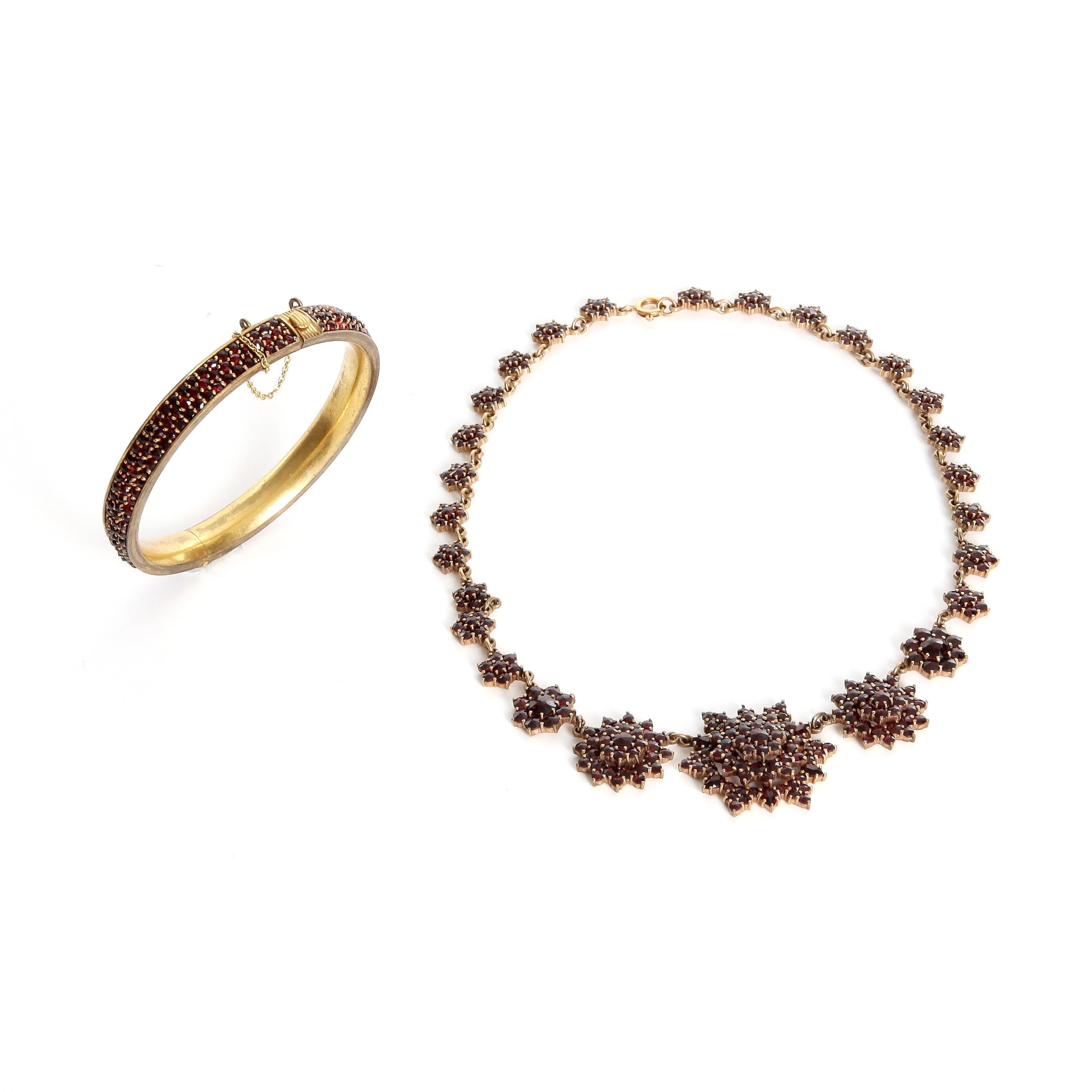 GRANATCOLLIER OCH ARMBAND, Tombak, 1900-tal.