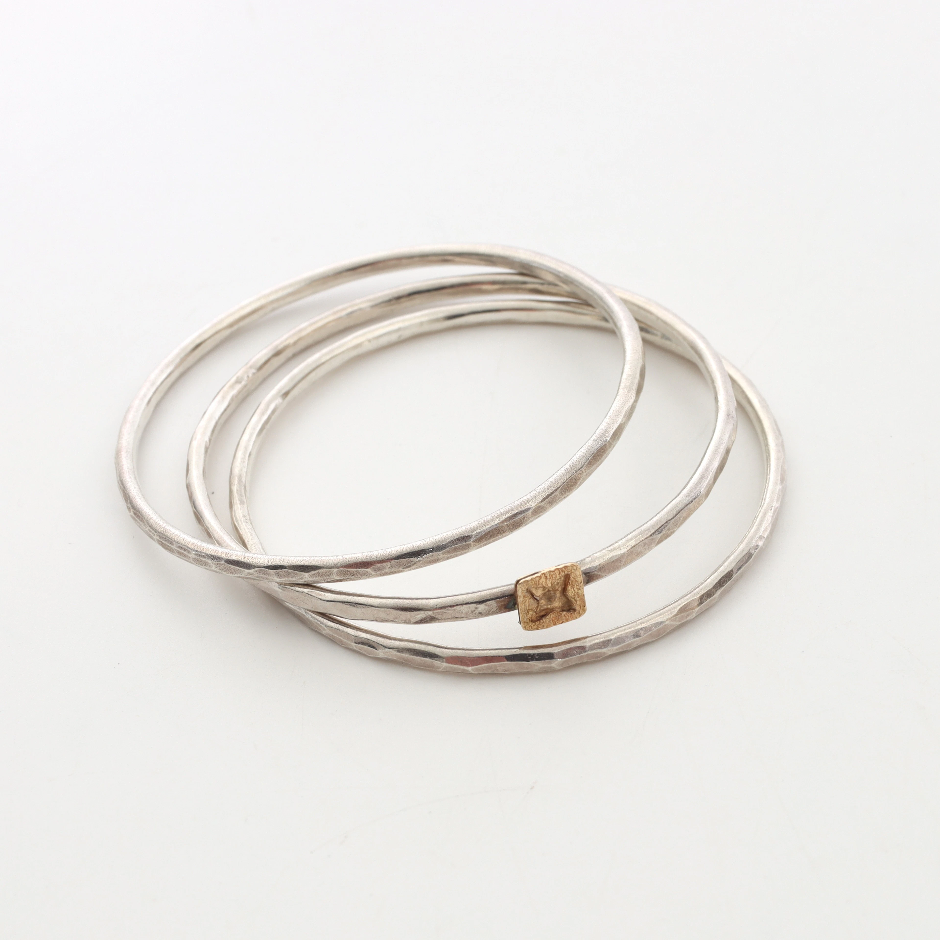 ARMRINGAR, 3 delar, silver samt en applikation i 18K guld.