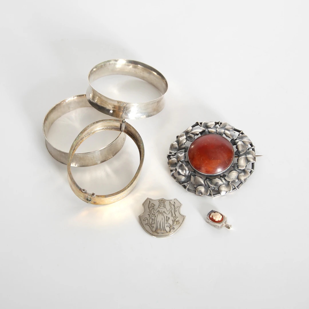 SILVERSMYCKEN, 6 delar, 1885-1985.