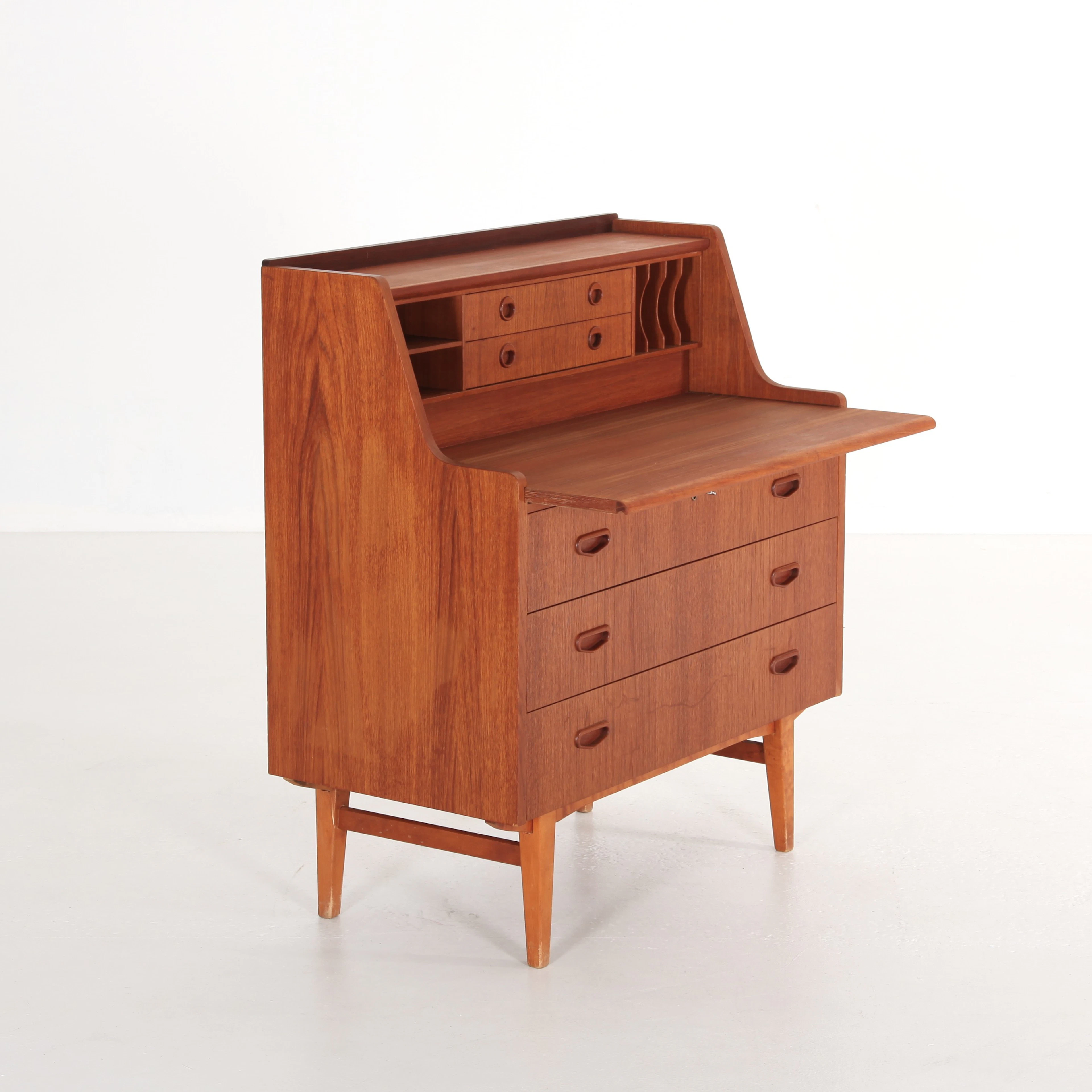 BYRÅ MED SKRIVDEL, Teak, Sverige 1960-tal.