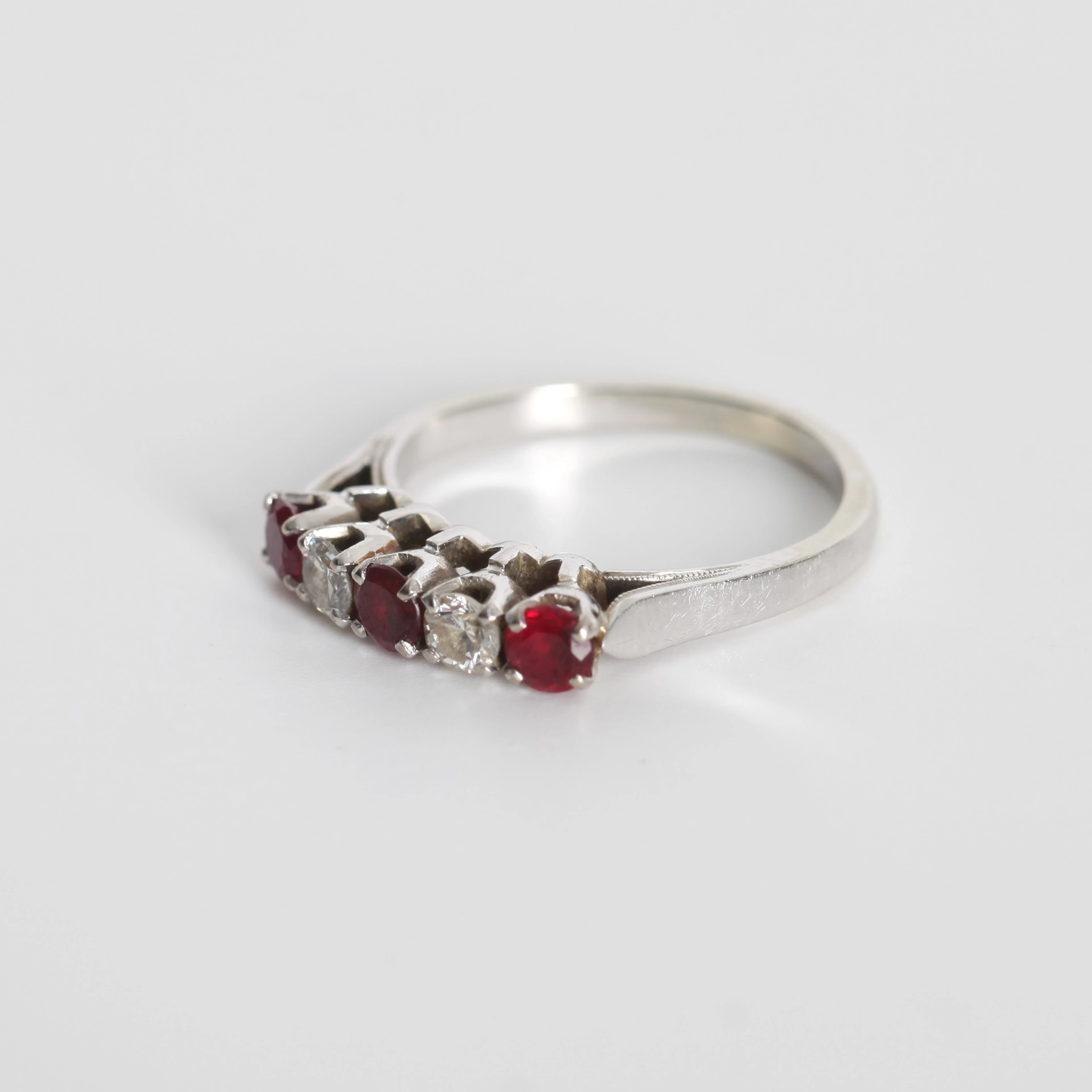 RING MED DIAMANTER OCH GRANATER, 14K vitguld.