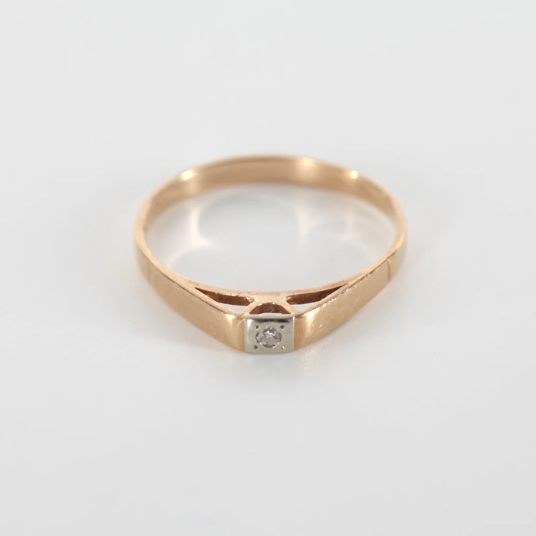RING MED BRILJANT, 18K guld.