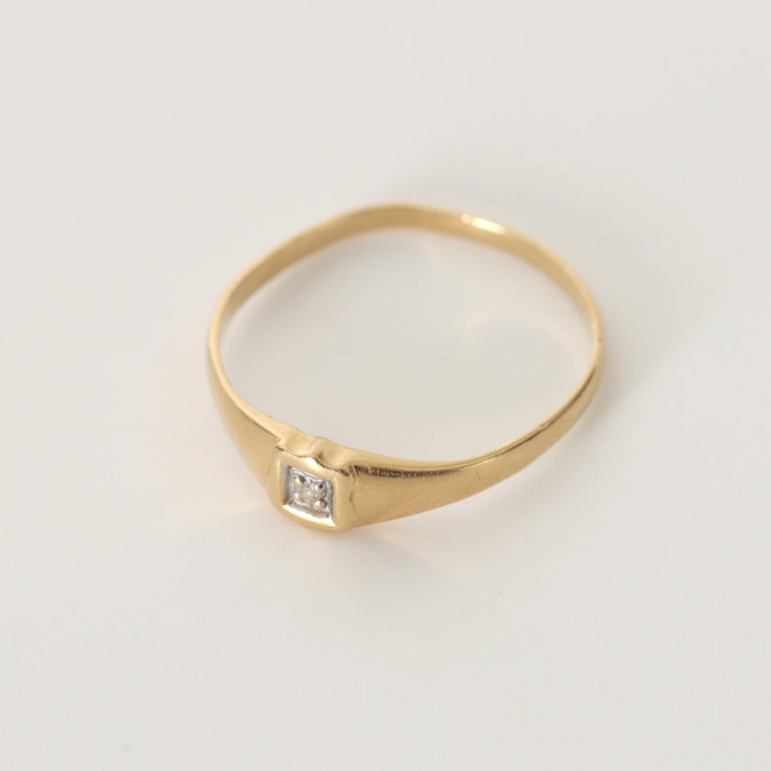 RING MED LITEN BRILJANT, 18K guld.