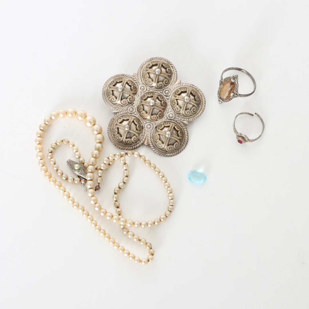 ÄLDRE SMYCKEN, 5 delar, Pärlcollier, ringar, dräktsmycke samt slipad akvamarin.