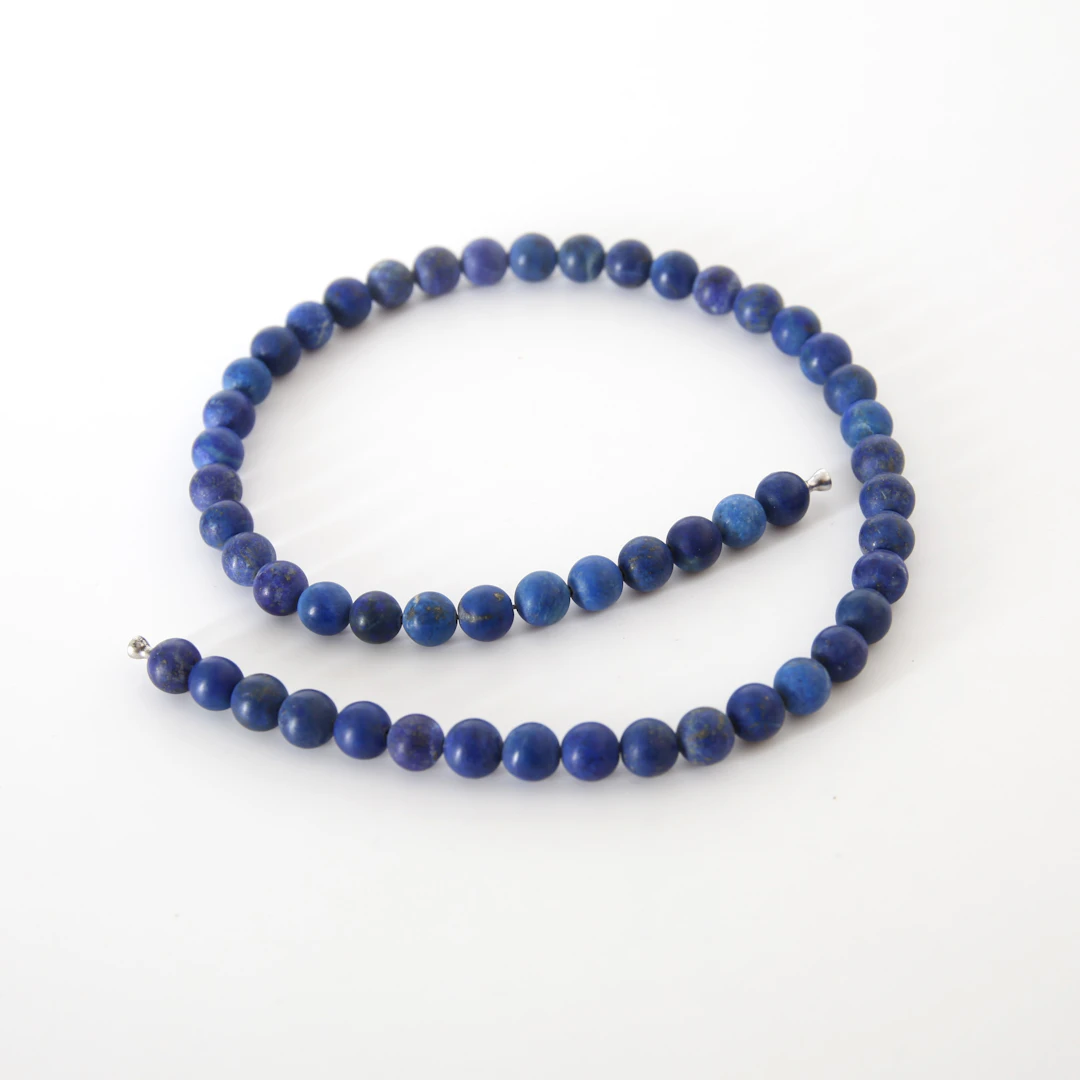 OLE LYNGGAARD. f 1936. Collier med lapis lazuli.