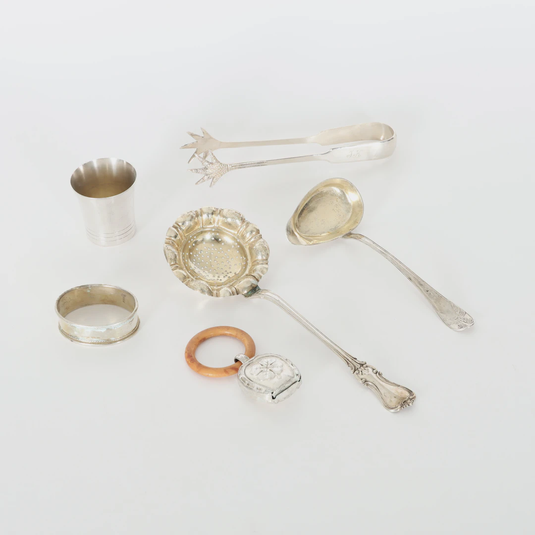 SILVERFÖREMÅL, 6 delar, bl a slevar, bägare och bjällra, 18/1900-tal.