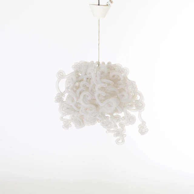 TINA LEUNG. Taklampa, organisk form, modern tillverkning.
