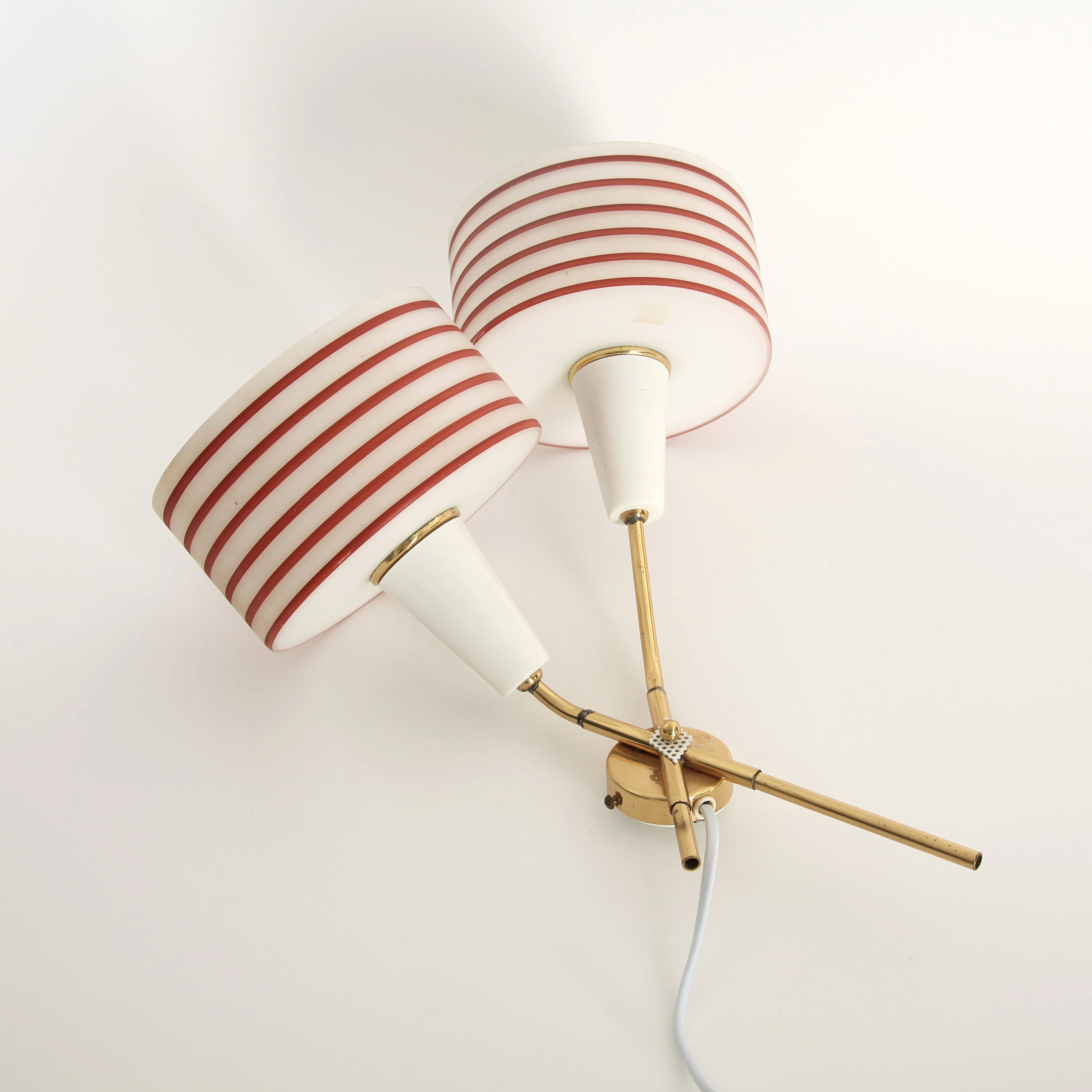 VÄGGLAMPA, 45 cm hög, glas och mässing, Sverige 1950-tal.
