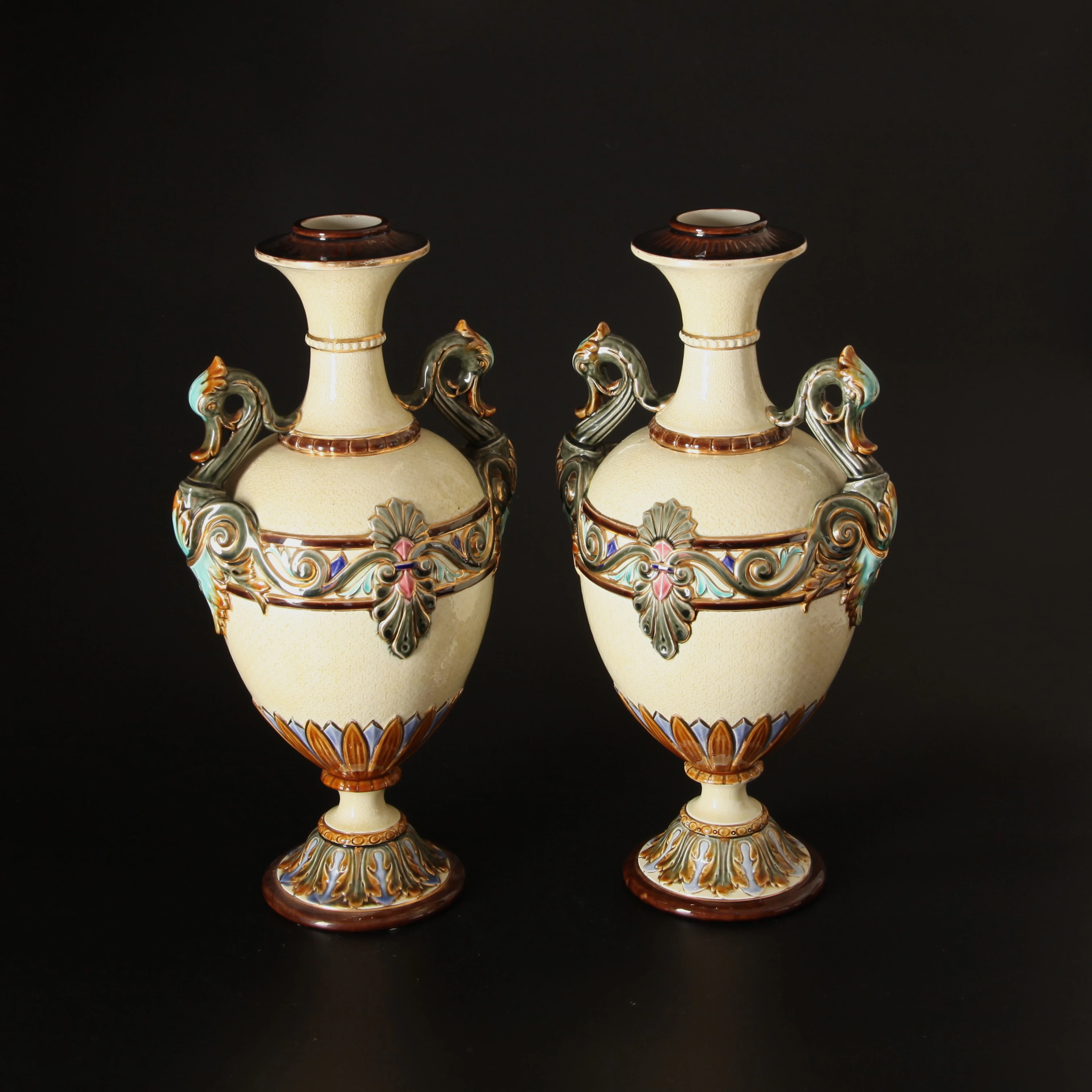 MAJOLIKAVASER, 1 par, 40 cm höga, Rörstrand, 1890-1920.