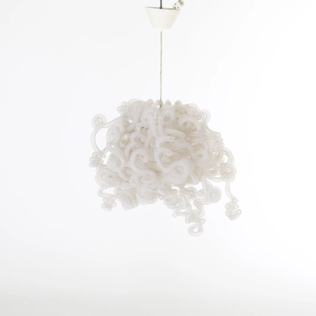 TINA LEUNG. Taklampa, organisk form, modern tillverkning.