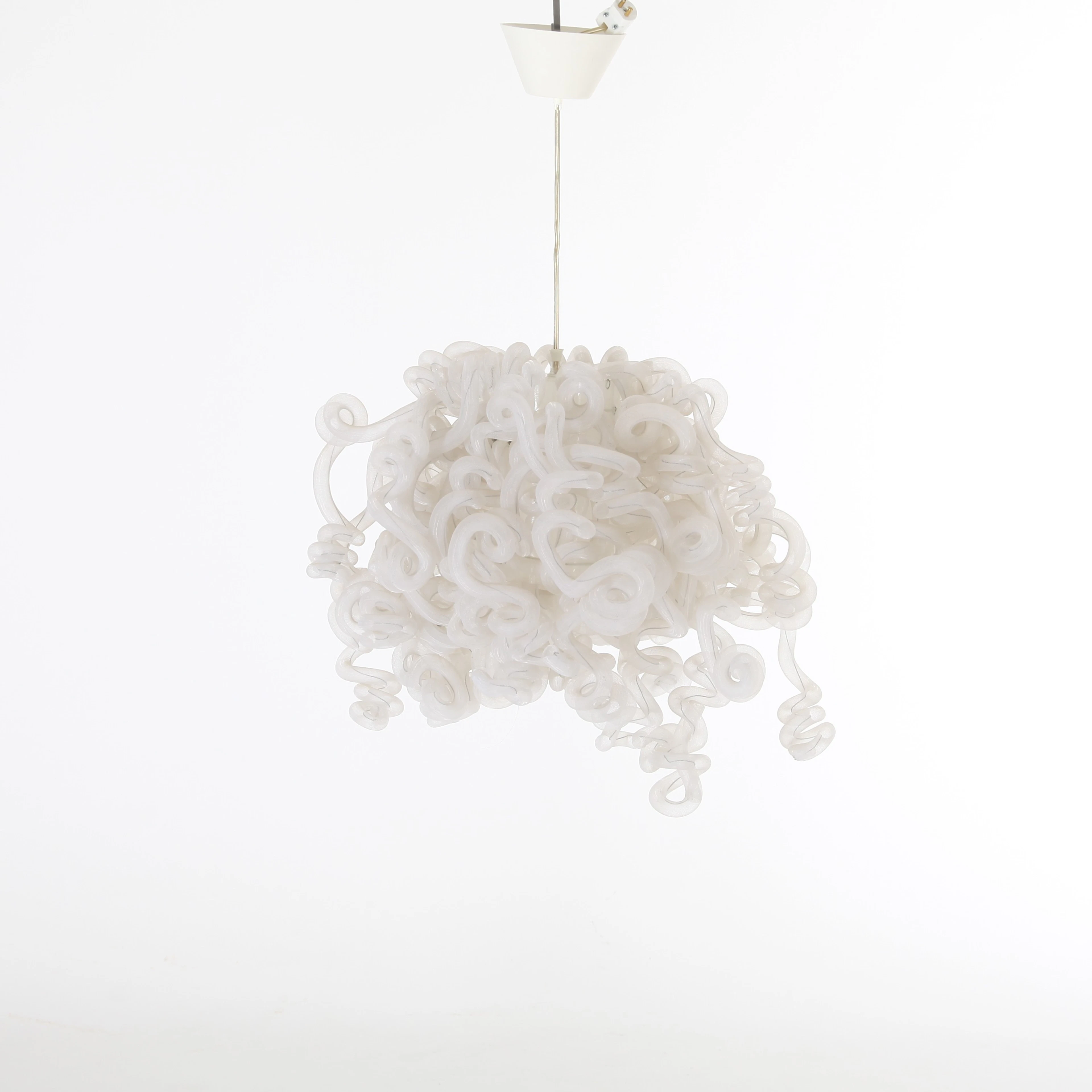 TINA LEUNG. Taklampa, organisk form, modern tillverkning.
