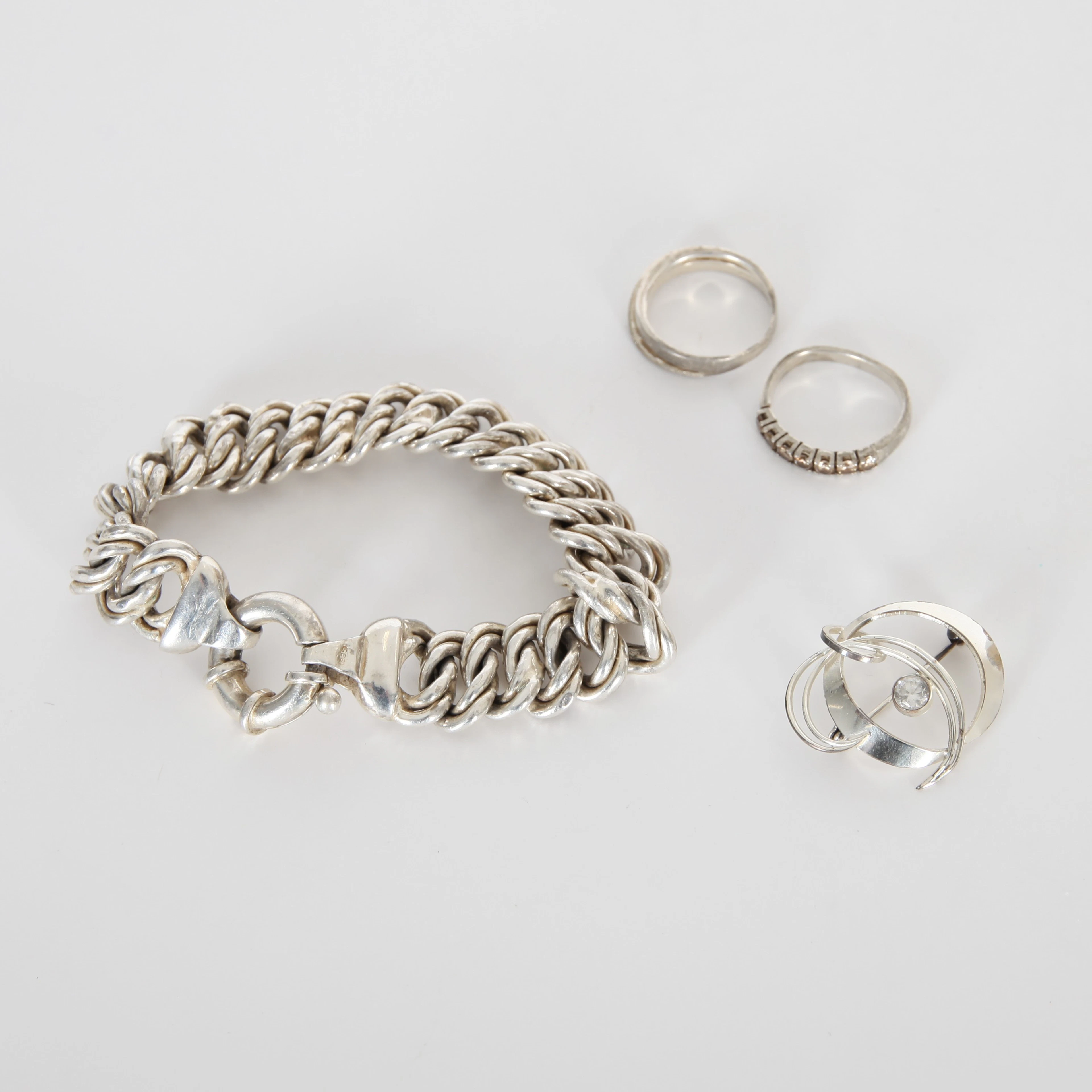 SILVERSMYCKEN, 4 delar, Armband, ringar och brosch.