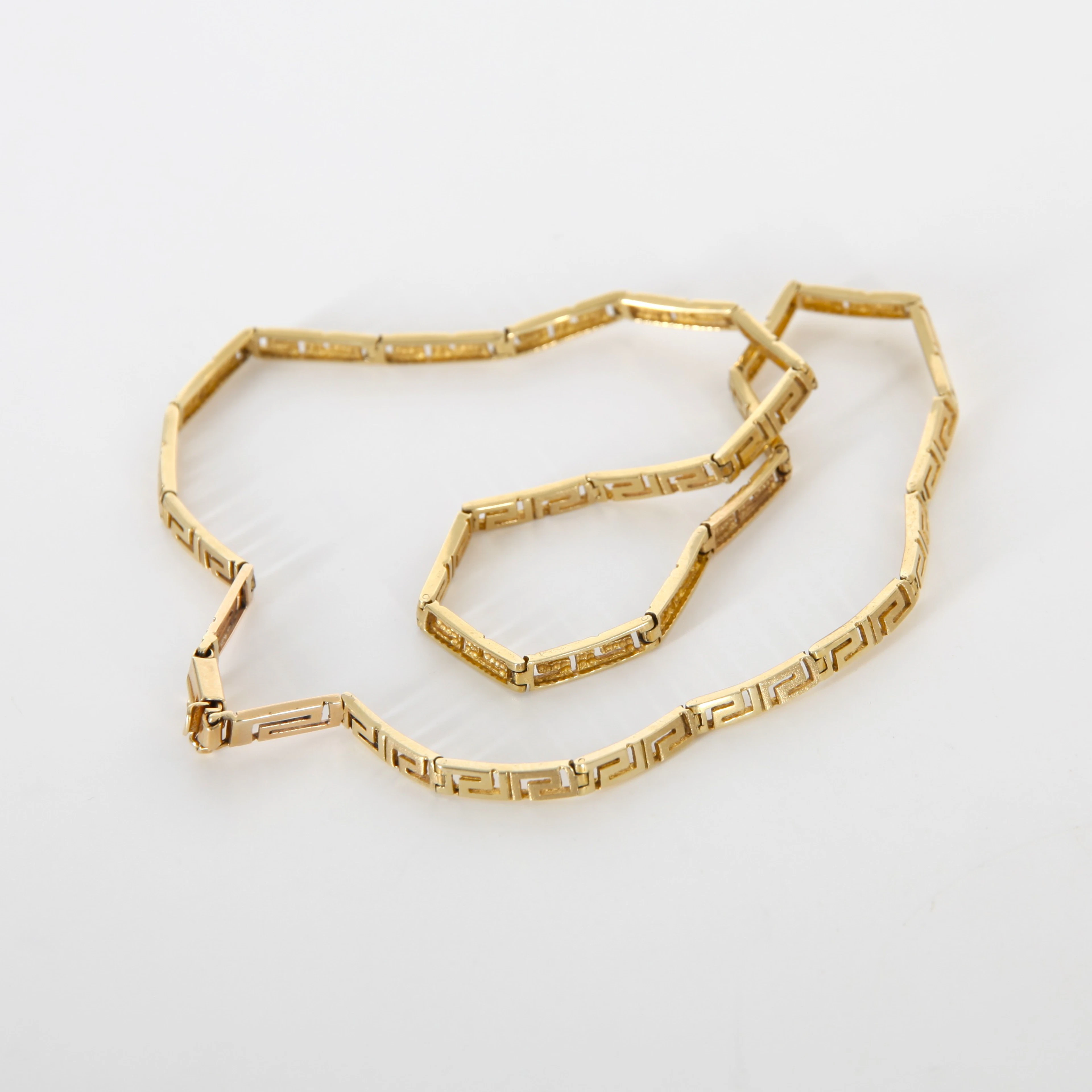 HALSBAND MED MEANDERBÅRD, 14K guld.