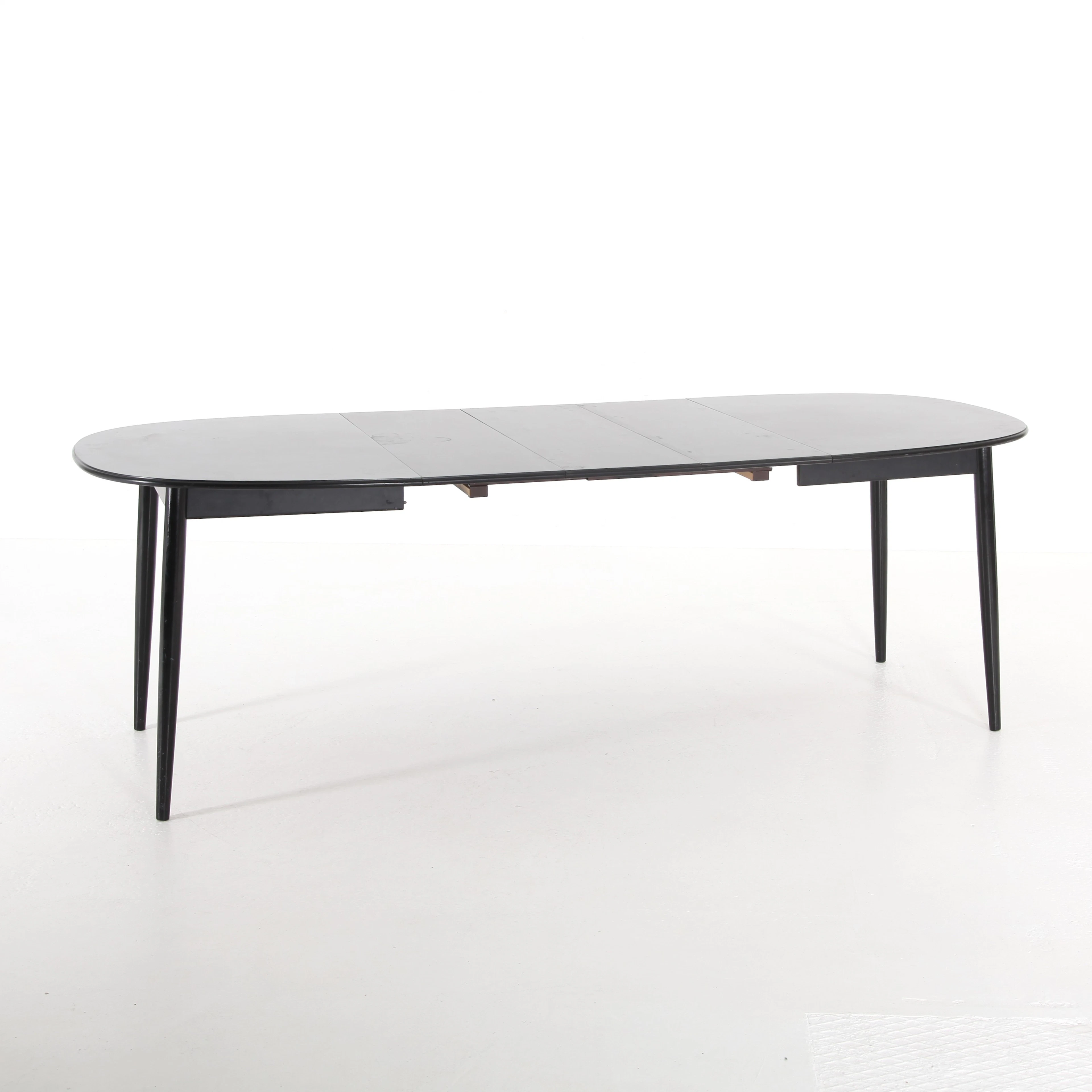 KERSTIN HÖRLIN-HOLMQUIST. 1925-1997. Matbord med 4 stolar, 220 cm