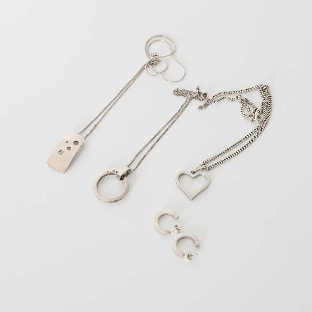 SILVERSMYCKEN, 8 delar, halsband med hängen samt örhängen, b.la Balestra.