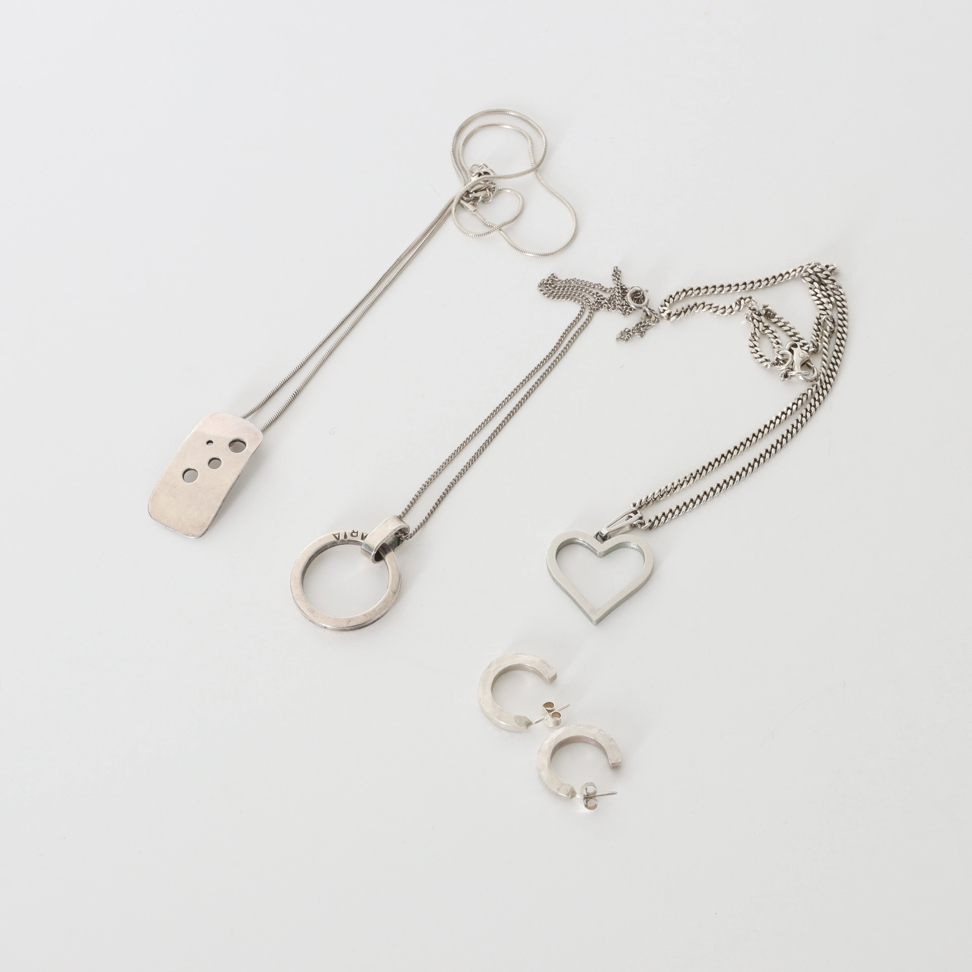 SILVERSMYCKEN, 8 delar, halsband med hängen samt örhängen, b.la Balestra.