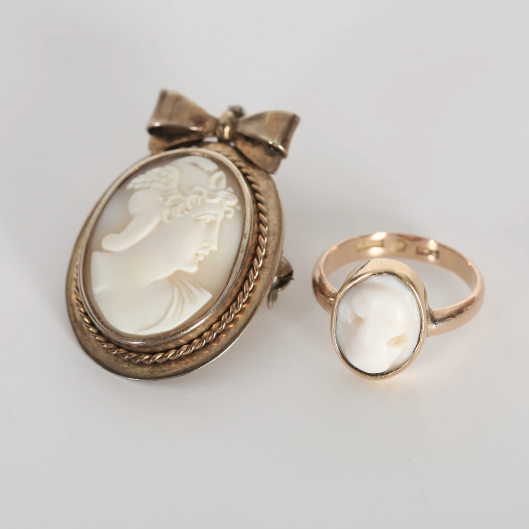 CAMÉSMYCKEN, 2 delar, ring i 18K guld, hänge i förgyllt silver, 1900-talets