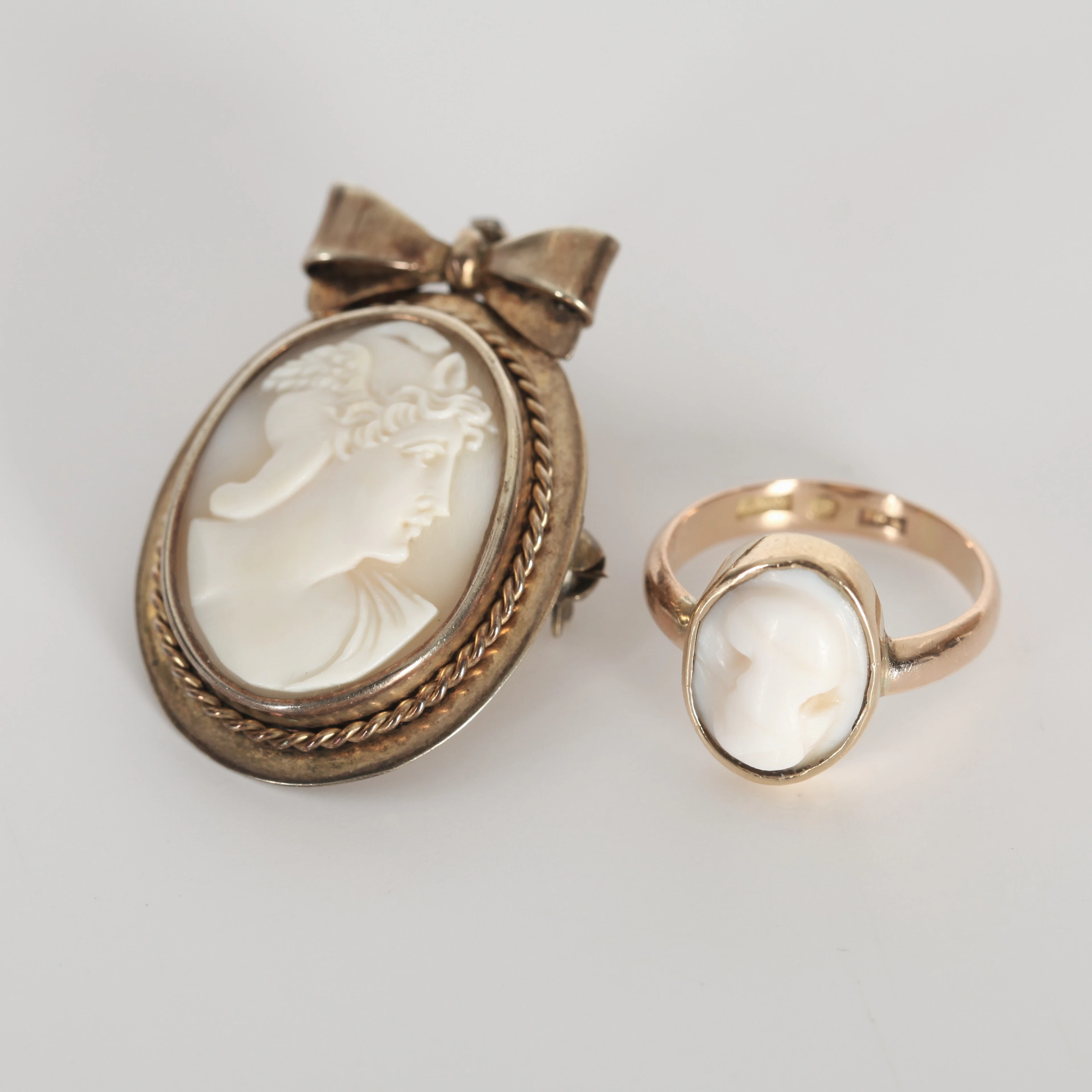 CAMÉSMYCKEN, 2 delar, ring i 18K guld, hänge i förgyllt silver, 1900-talets