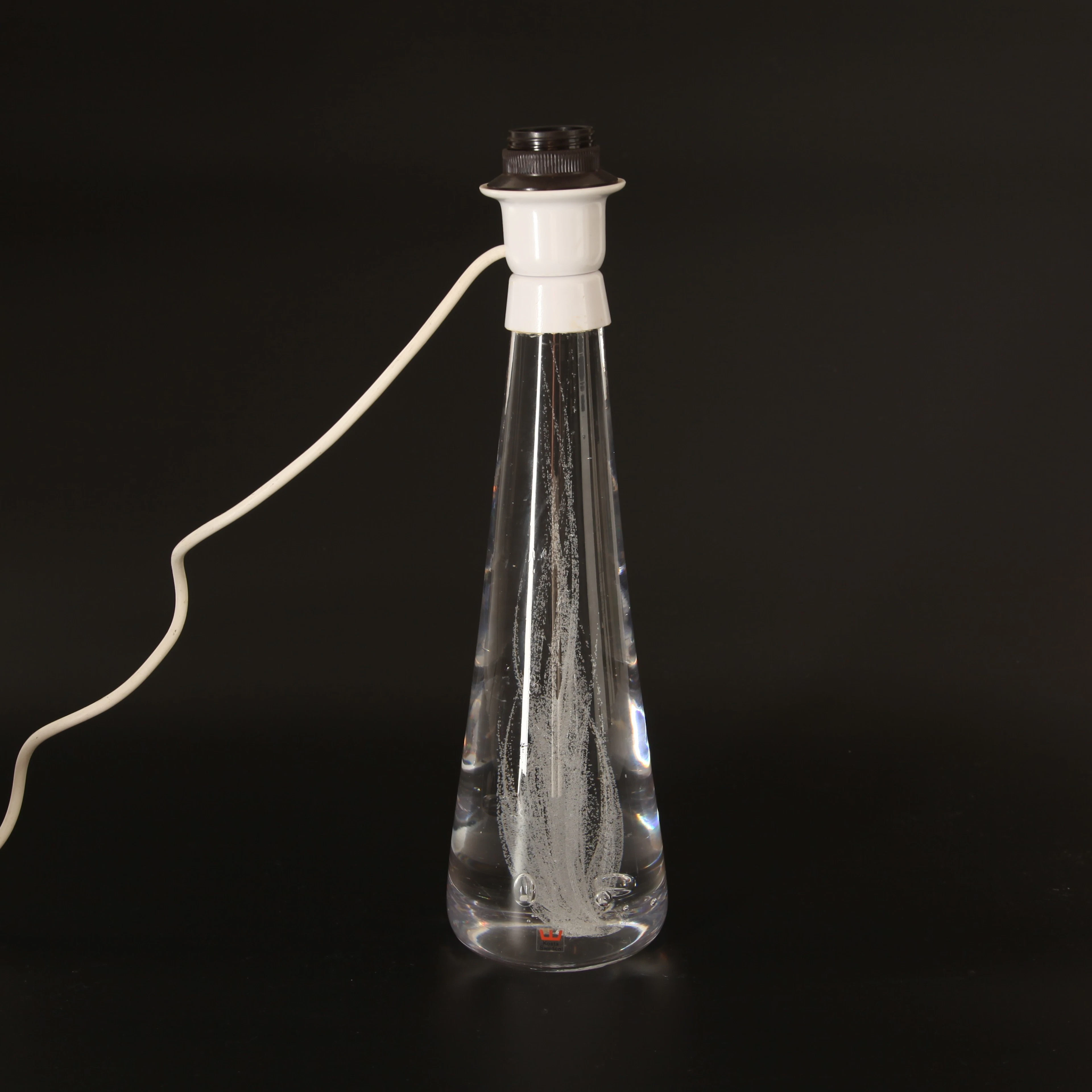 VICKE LINDSTRAND. 1904-1983. Bordslampa, glas, Kosta, signerad.