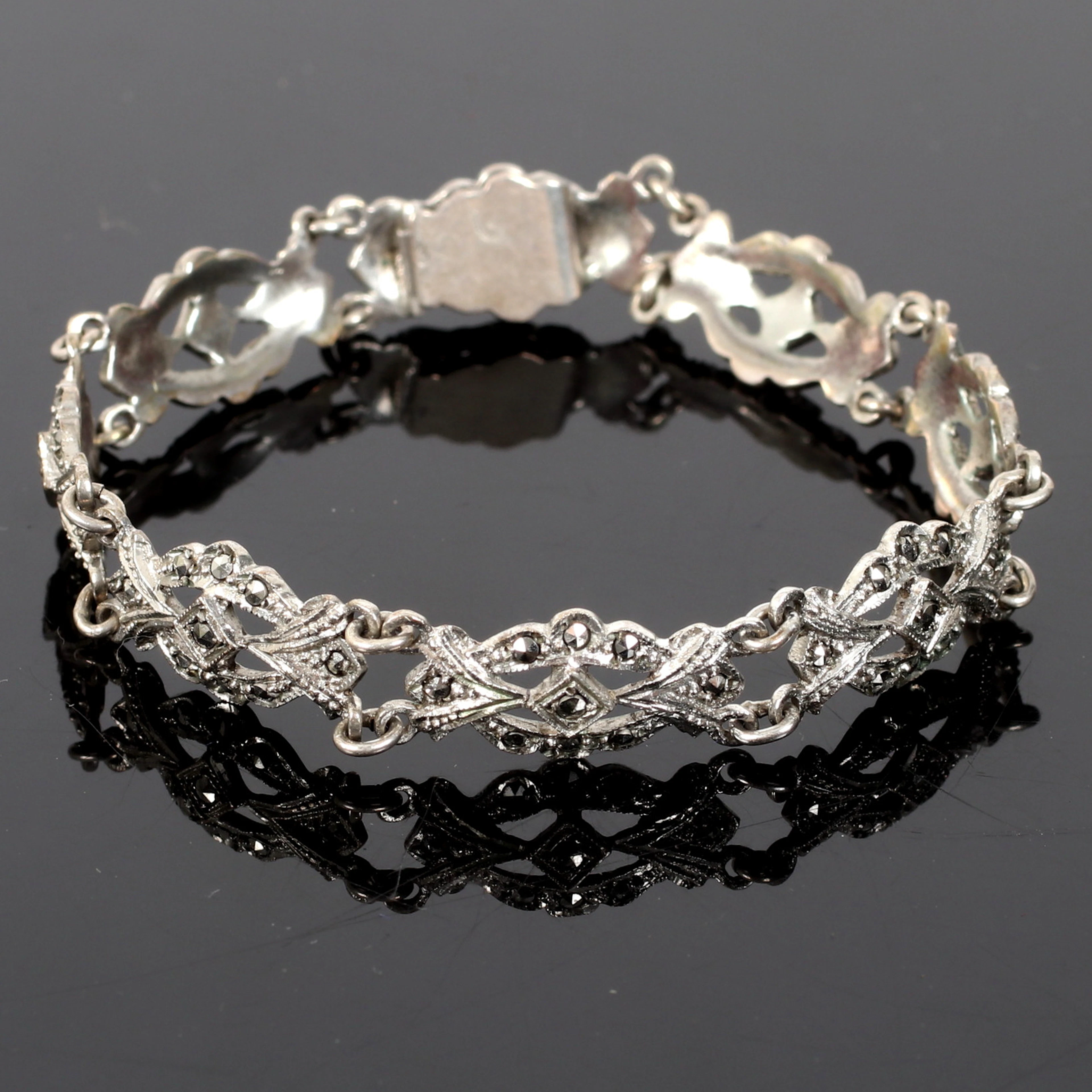 ARMBAND, silver, med markasiter. 1900-tal.