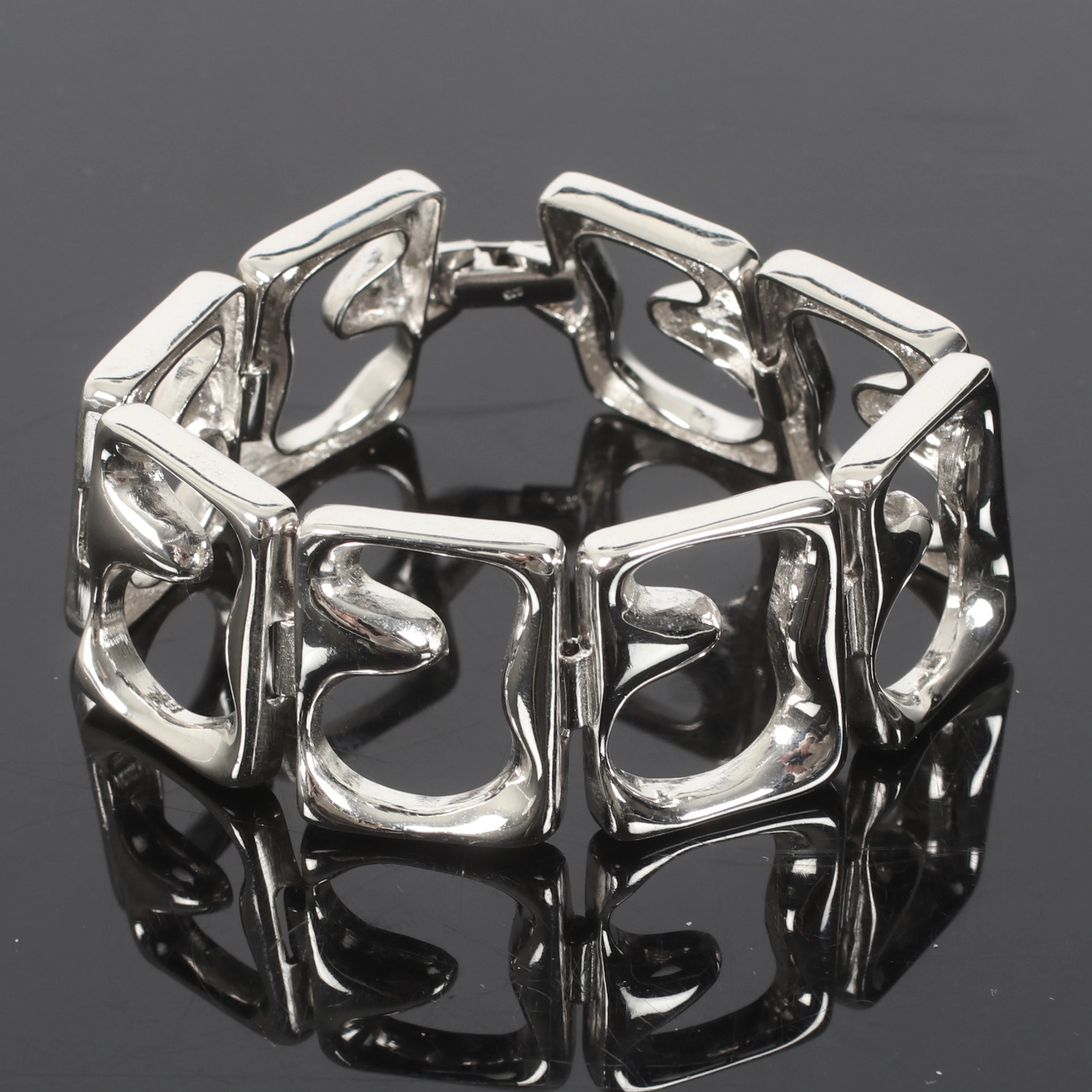 (2510-263) ARMBAND; silver. 1900-tal.