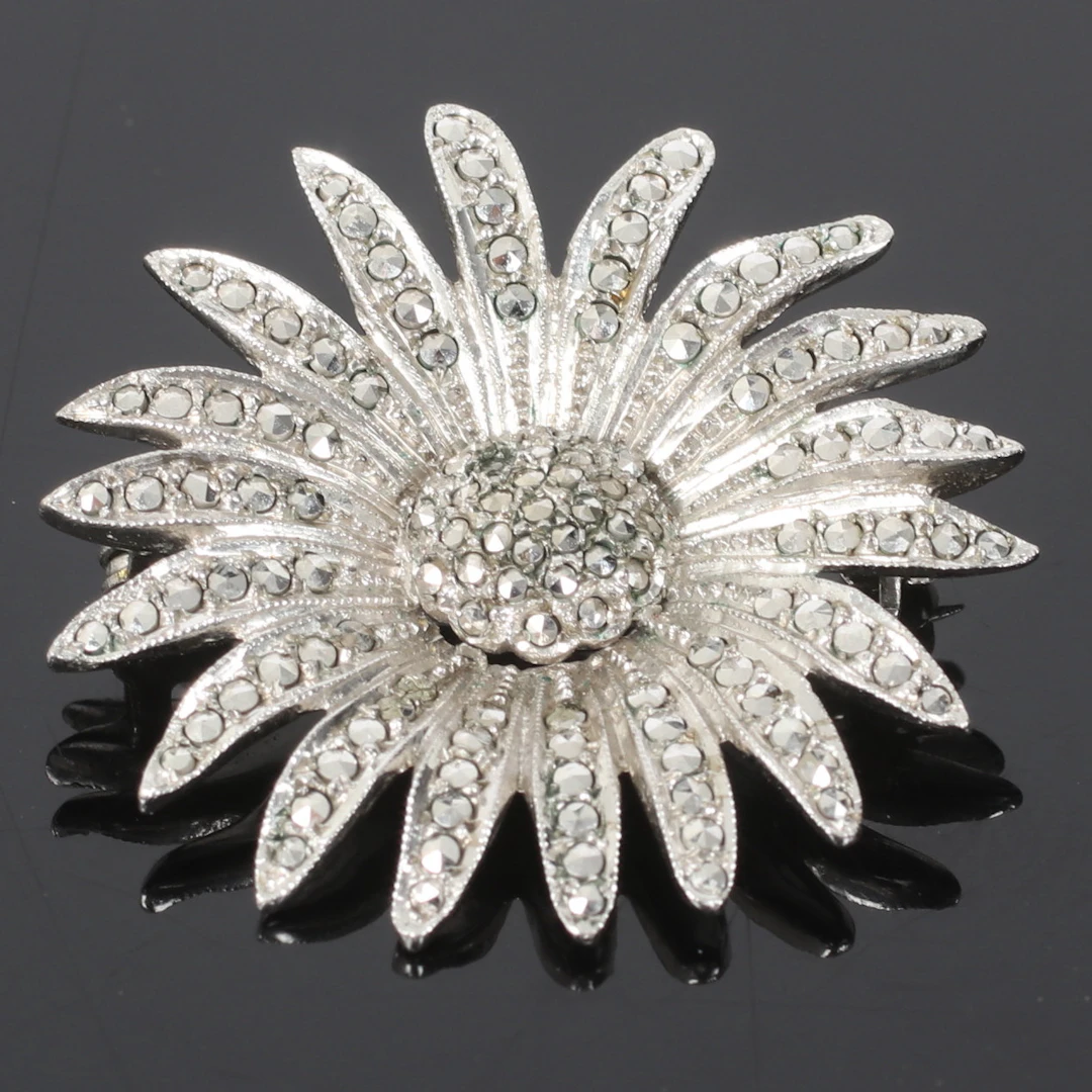 (2510-230) MARGERIT BROSCH, silver, med markasiter, 1900-tal.