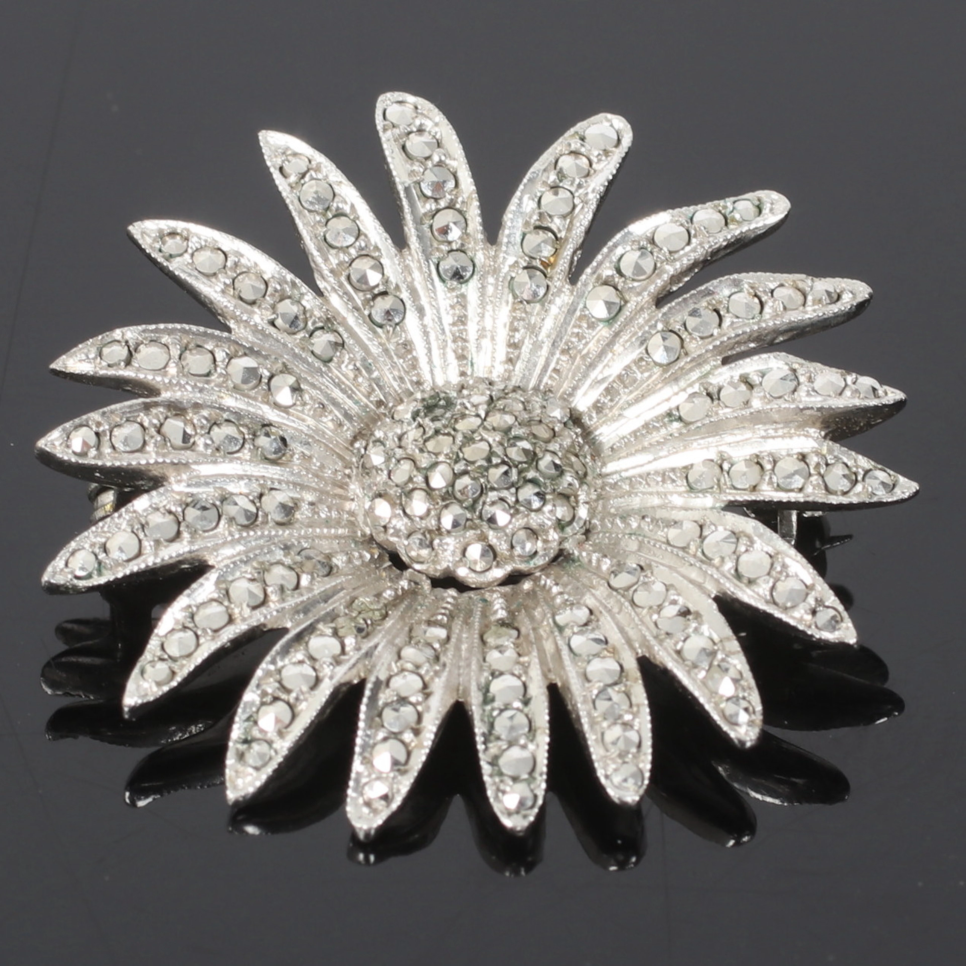 (2510-230) MARGERIT BROSCH, silver, med markasiter, 1900-tal.
