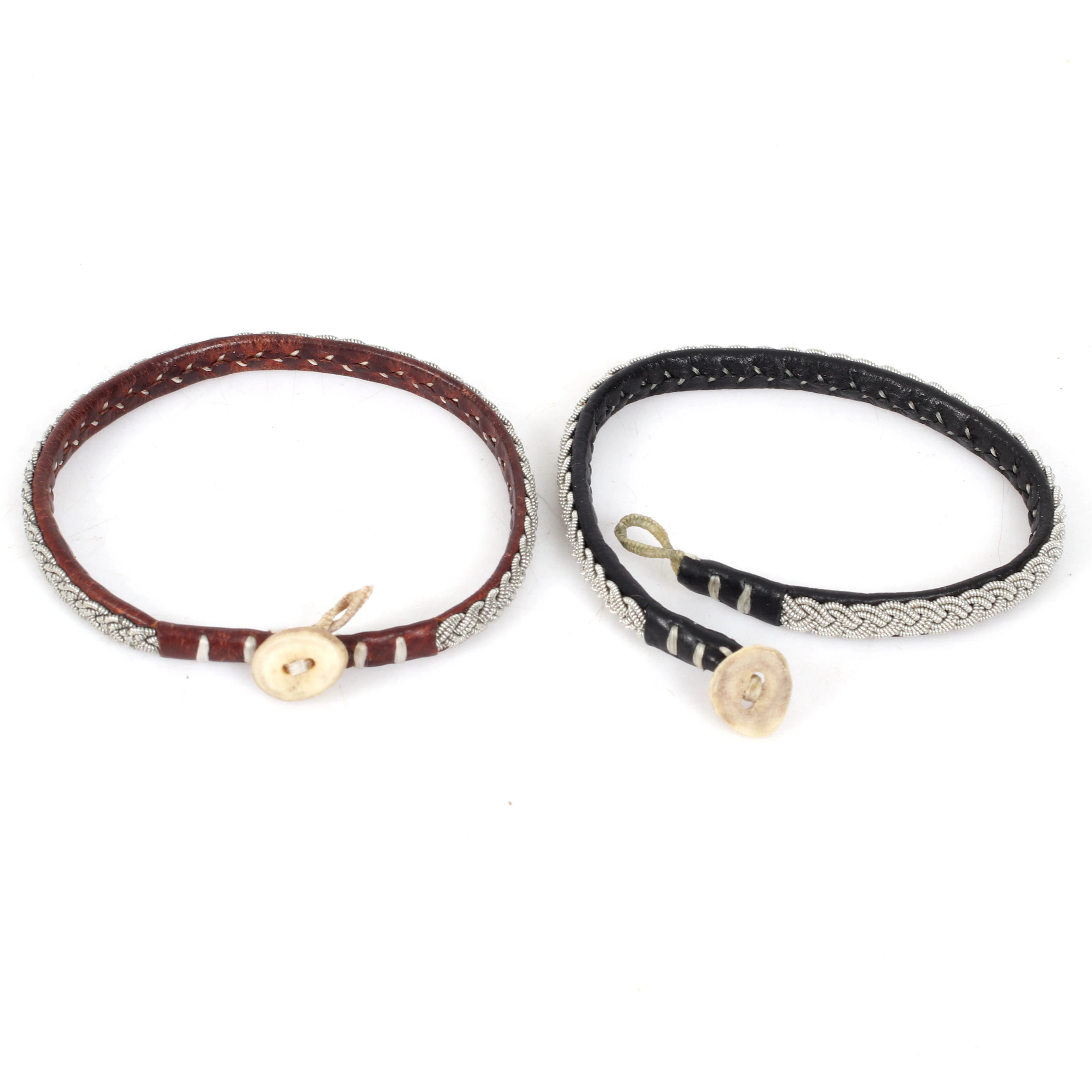 ARMBAND, 2 st, sameslöjd, tenntråd, skinn, horn.