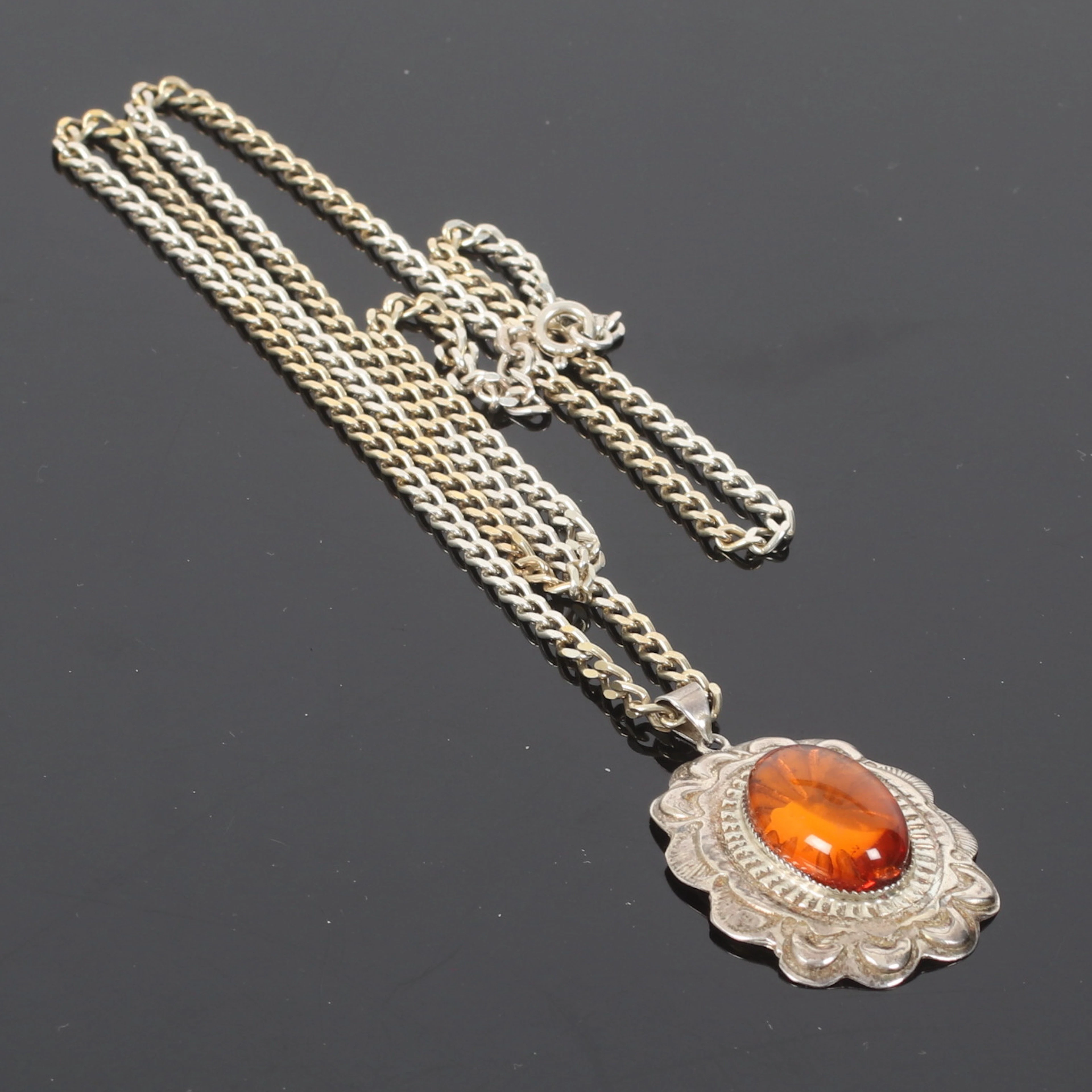 (2510-238) HÄNGE med KEDJA, Sterling silver, med bärnsten, pansarlänk.