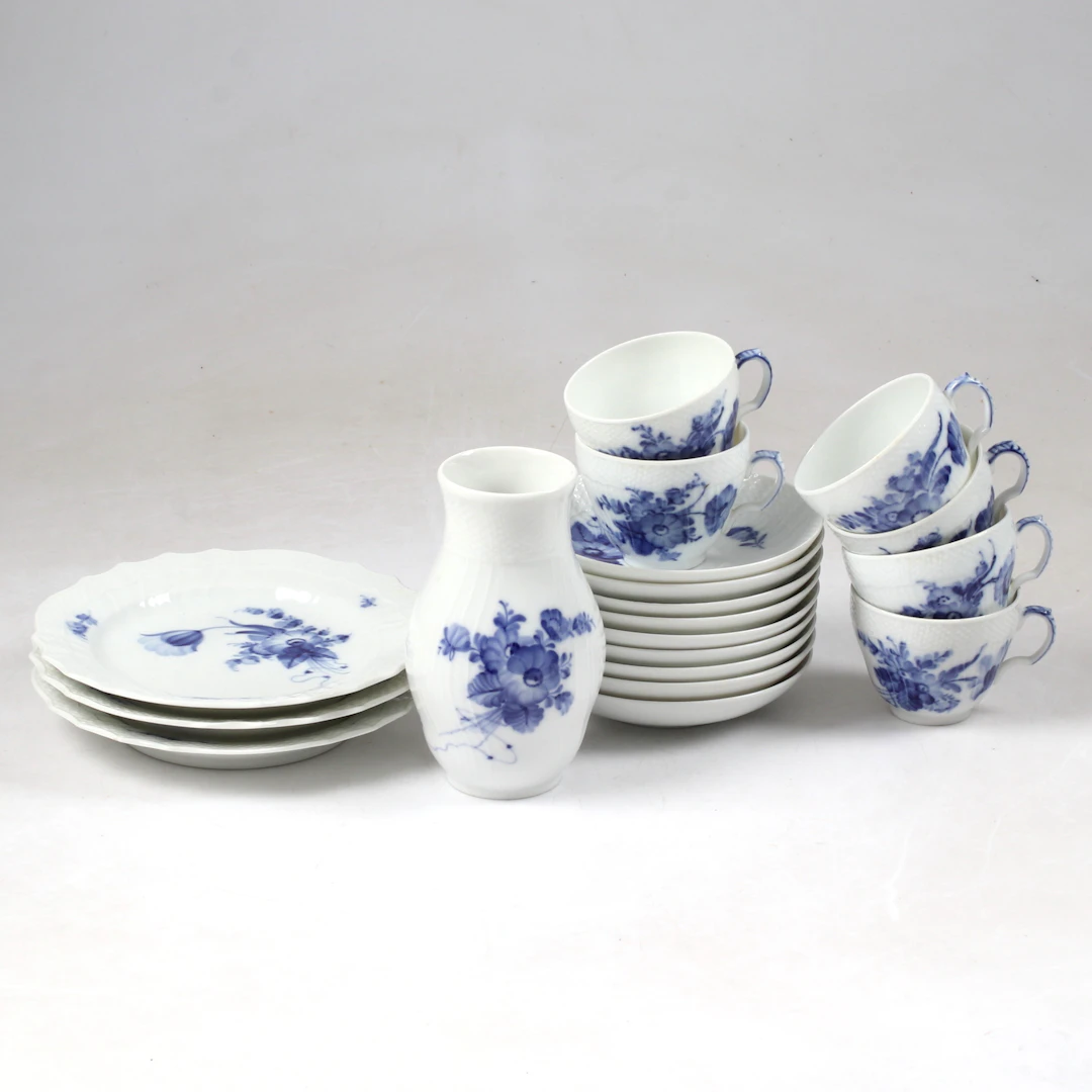 KAFFESERVISDELAR, 19 delar, porslin, "Blå Blomst", Royal Copenhagen. Danmark.