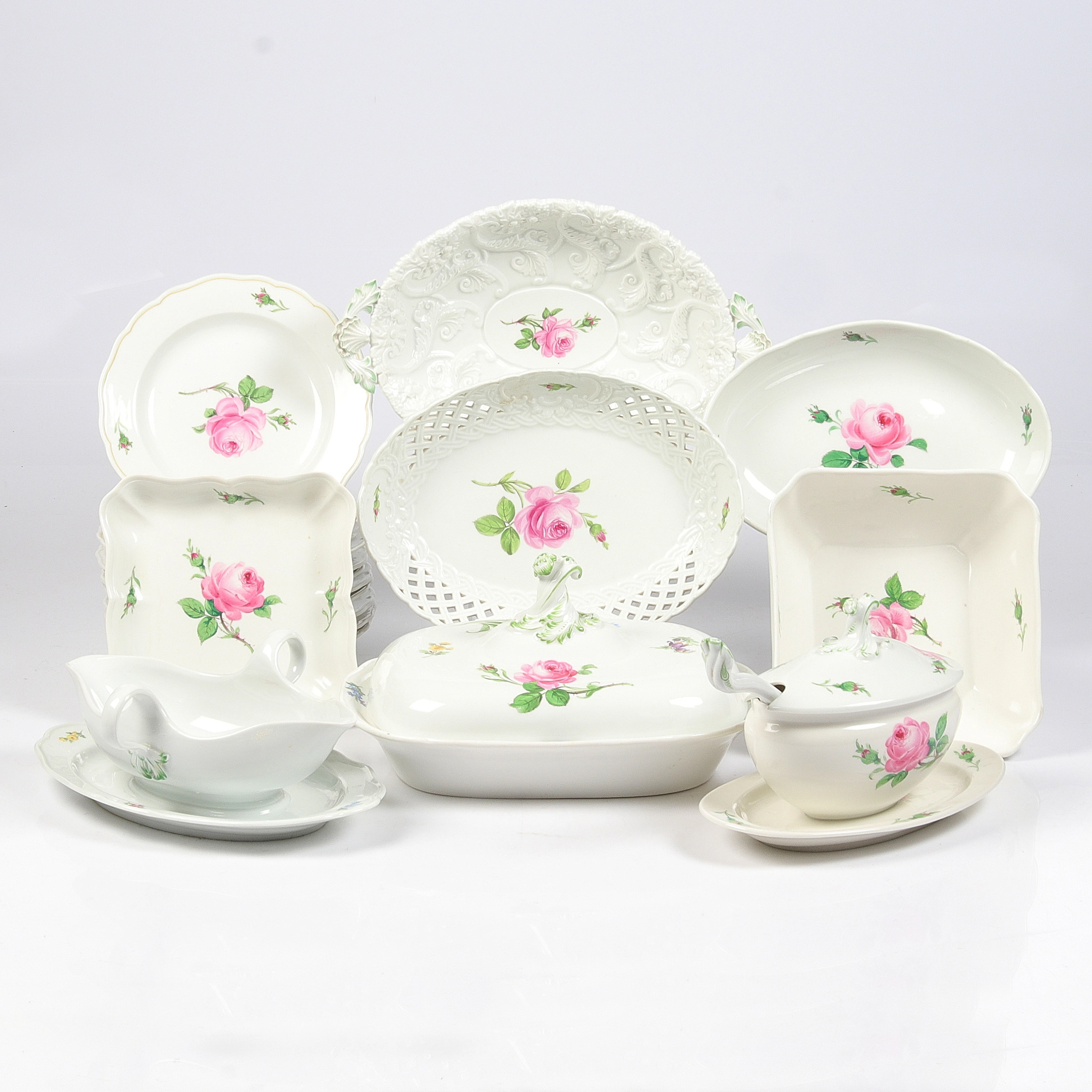 SERVISDELAR, 19 delar, porslin, dekor med bl.a. rosor. Meissen. Tyskland.