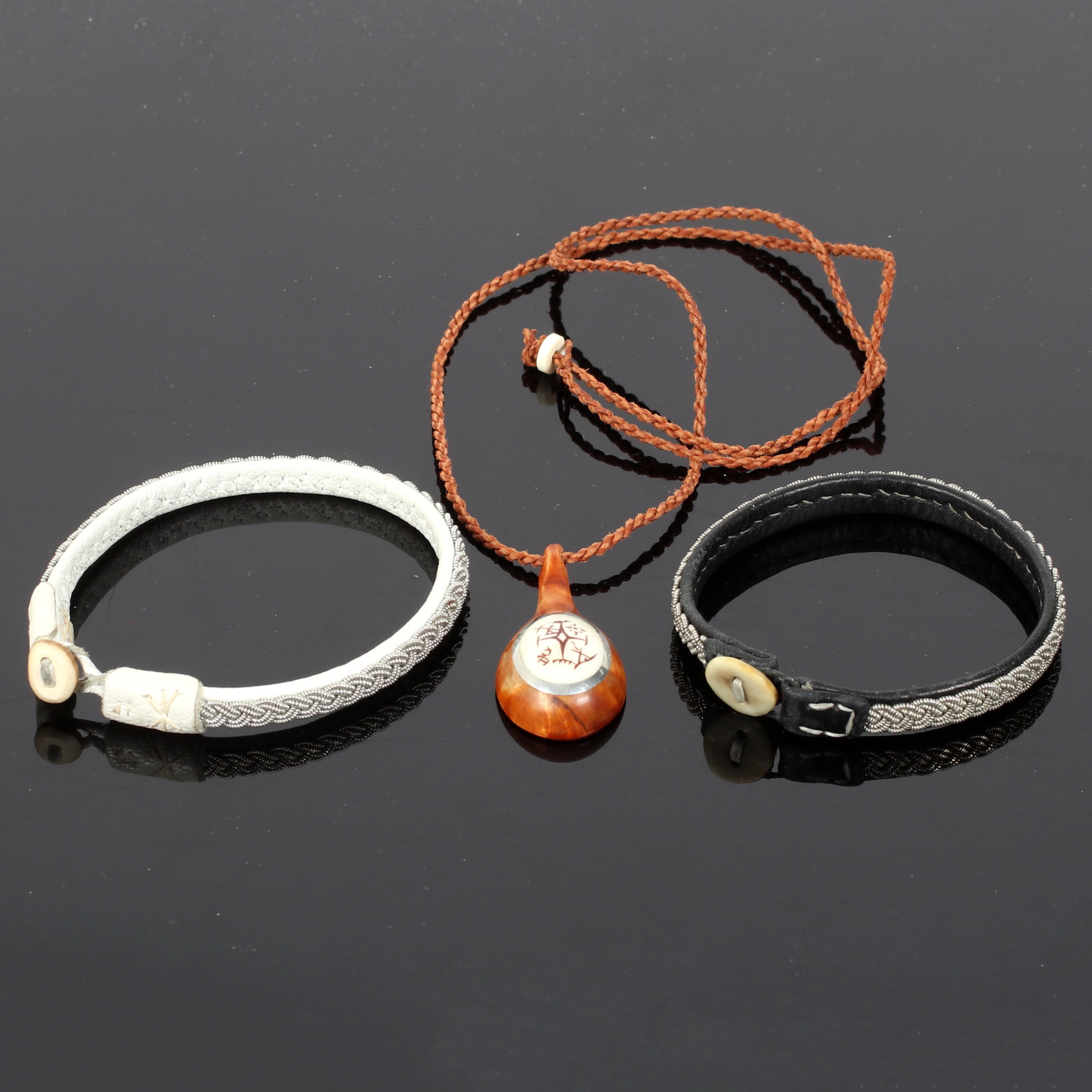 ARMBAND, 2. st. tenntråd, skinn, horn HÄNGE, masurbjörk1, silver