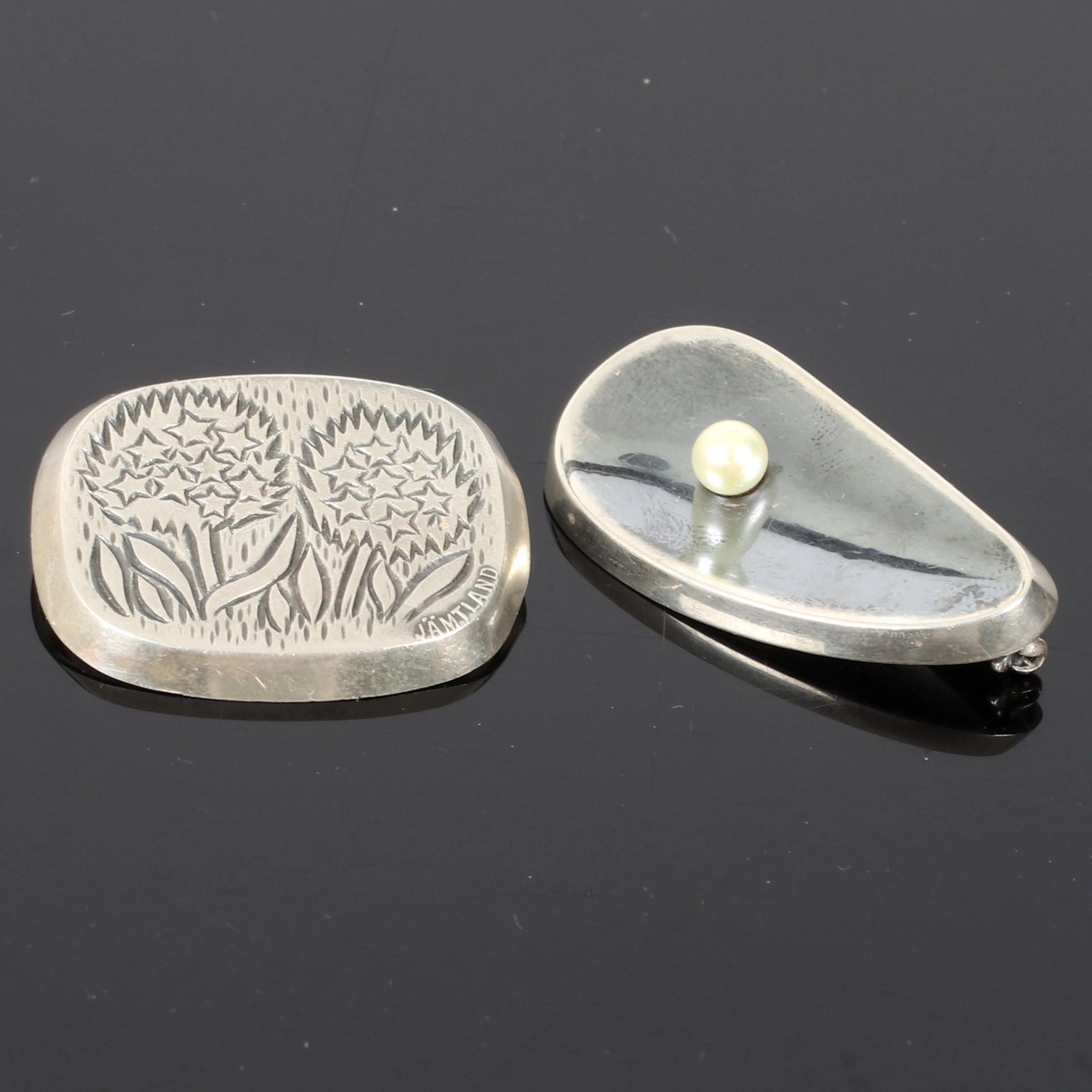 BROSCHER, 2 st, silver, bl.a. design Ainar Axelsson för Gustav Dahlberg