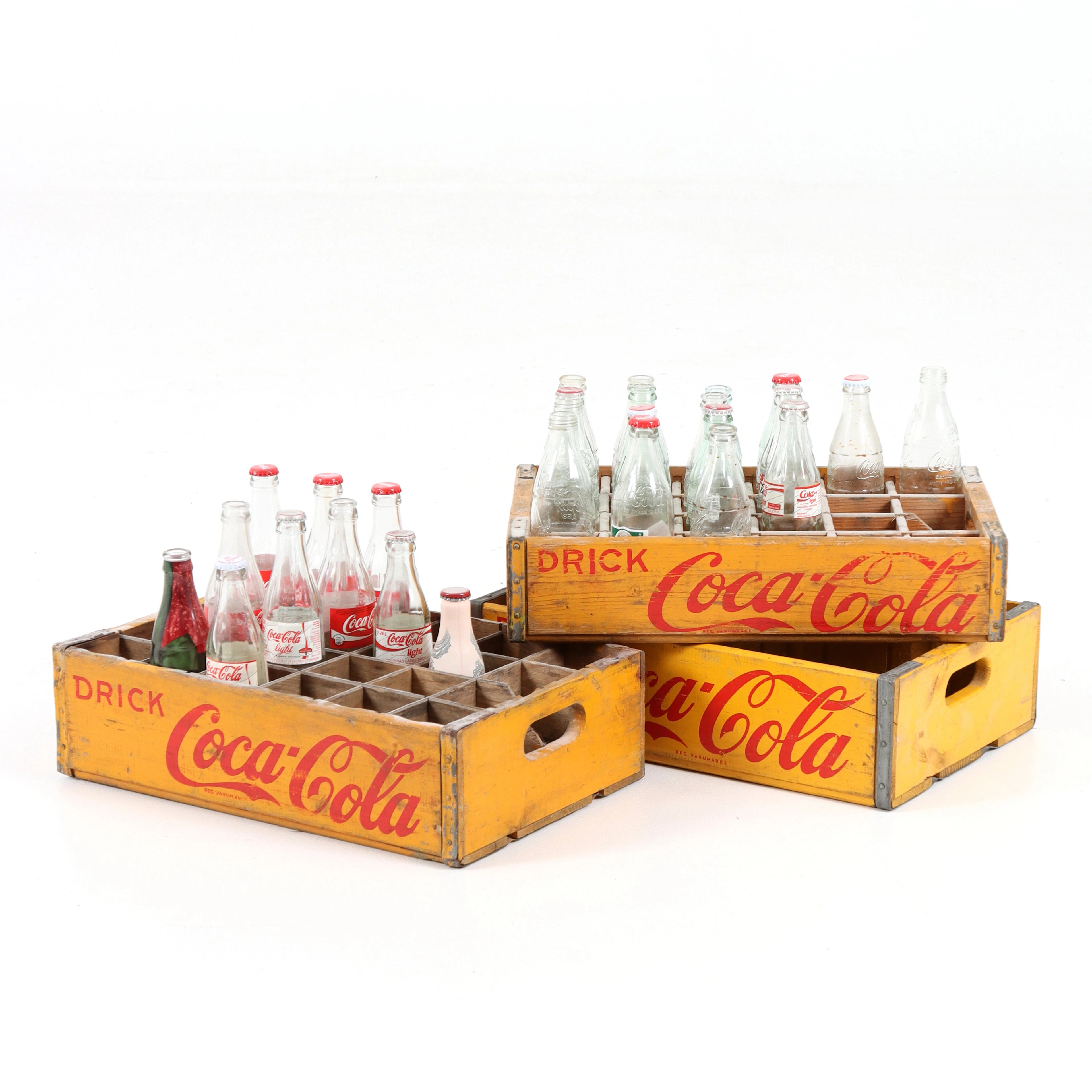 LÄSKBACKAR , 3 st, "Drick Coca Cola", med flaskor "Coca Cola", 1900-talets